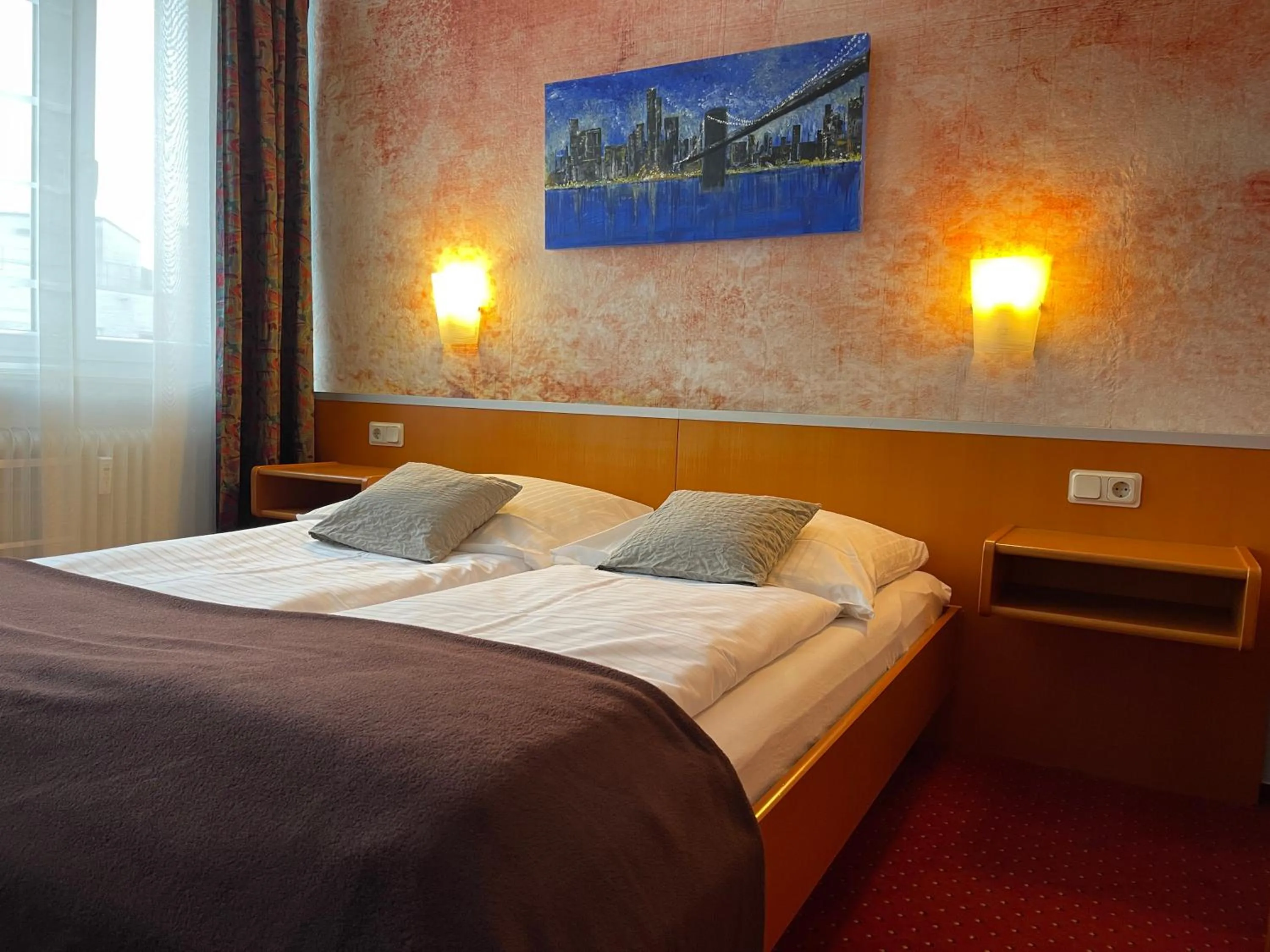 Photo of the whole room, Bed in Hotel Stadt Hamburg am Fluss Saarbrücken