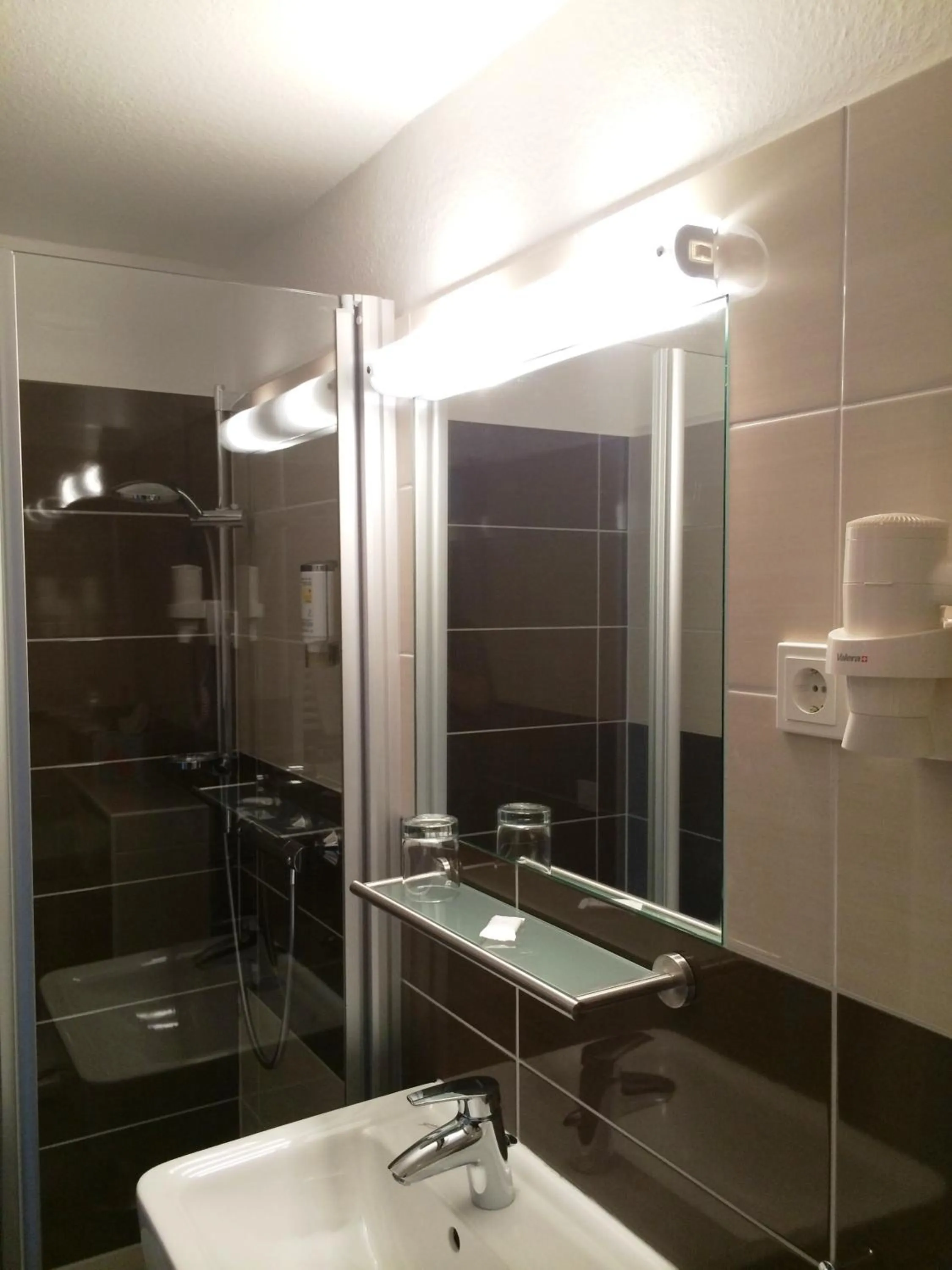 Bathroom in Hotel Stadt Hamburg am Fluss Saarbrücken