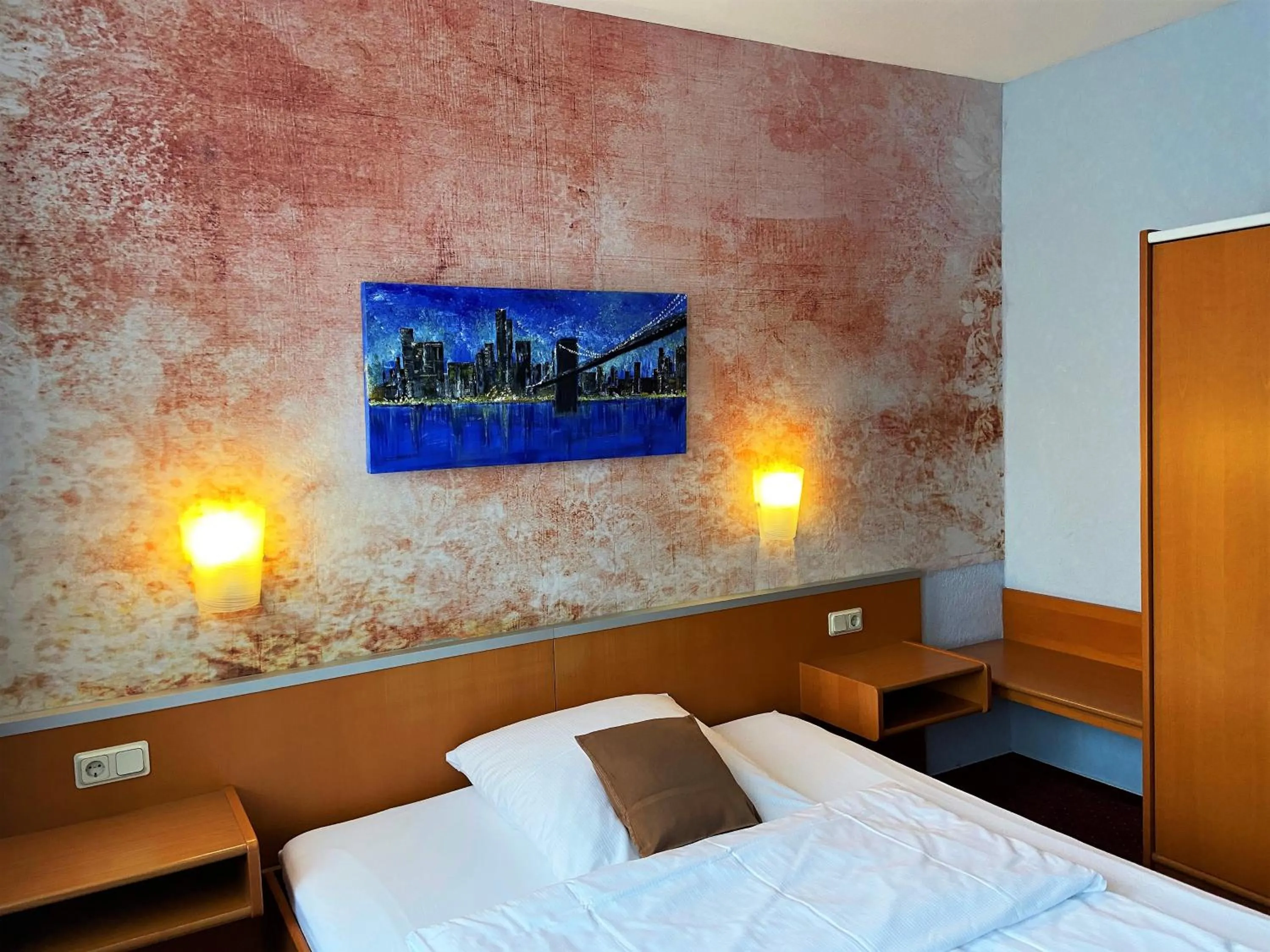 Photo of the whole room, Bed in Hotel Stadt Hamburg am Fluss Saarbrücken