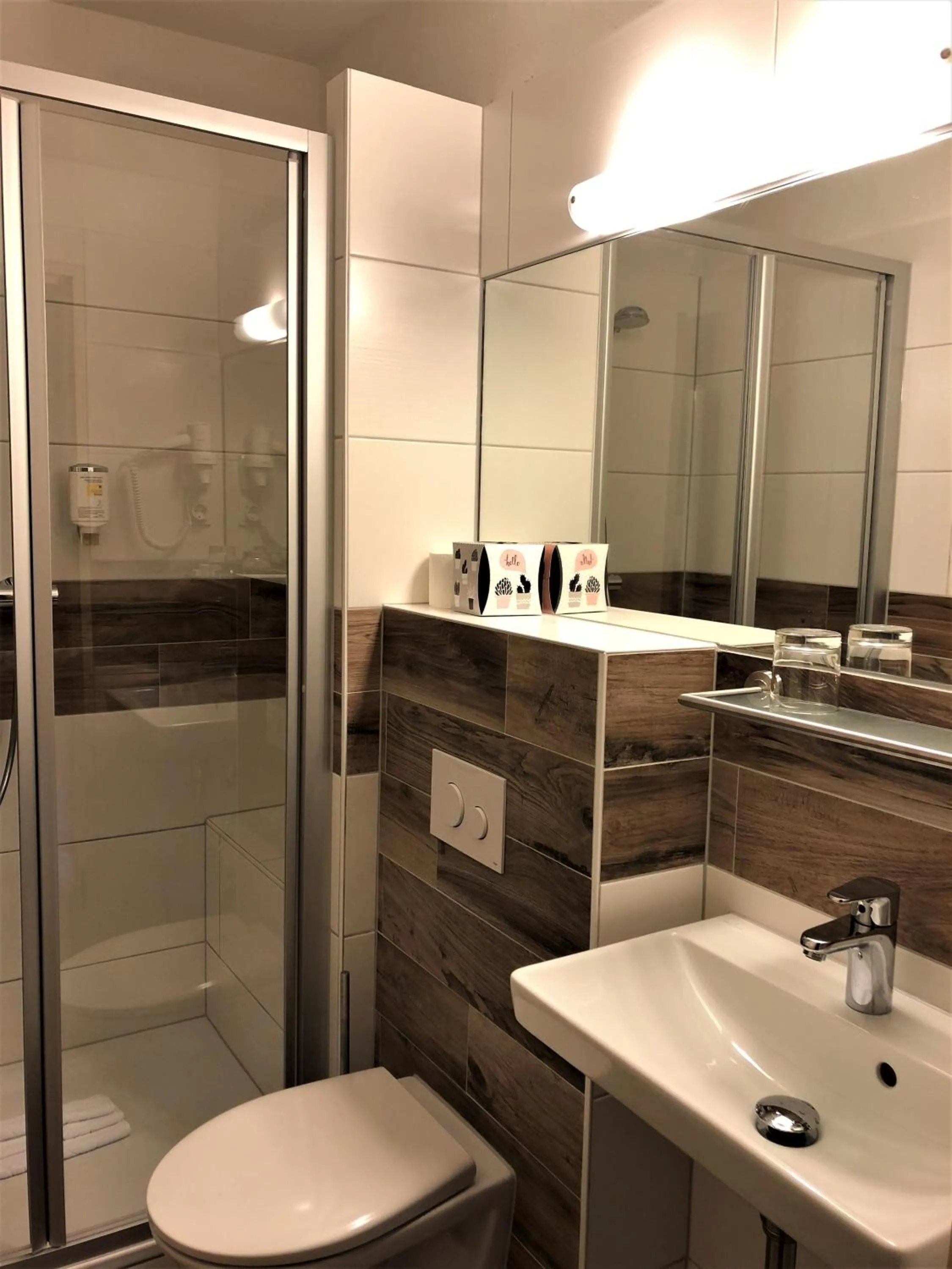 Bathroom in Hotel Stadt Hamburg am Fluss Saarbrücken