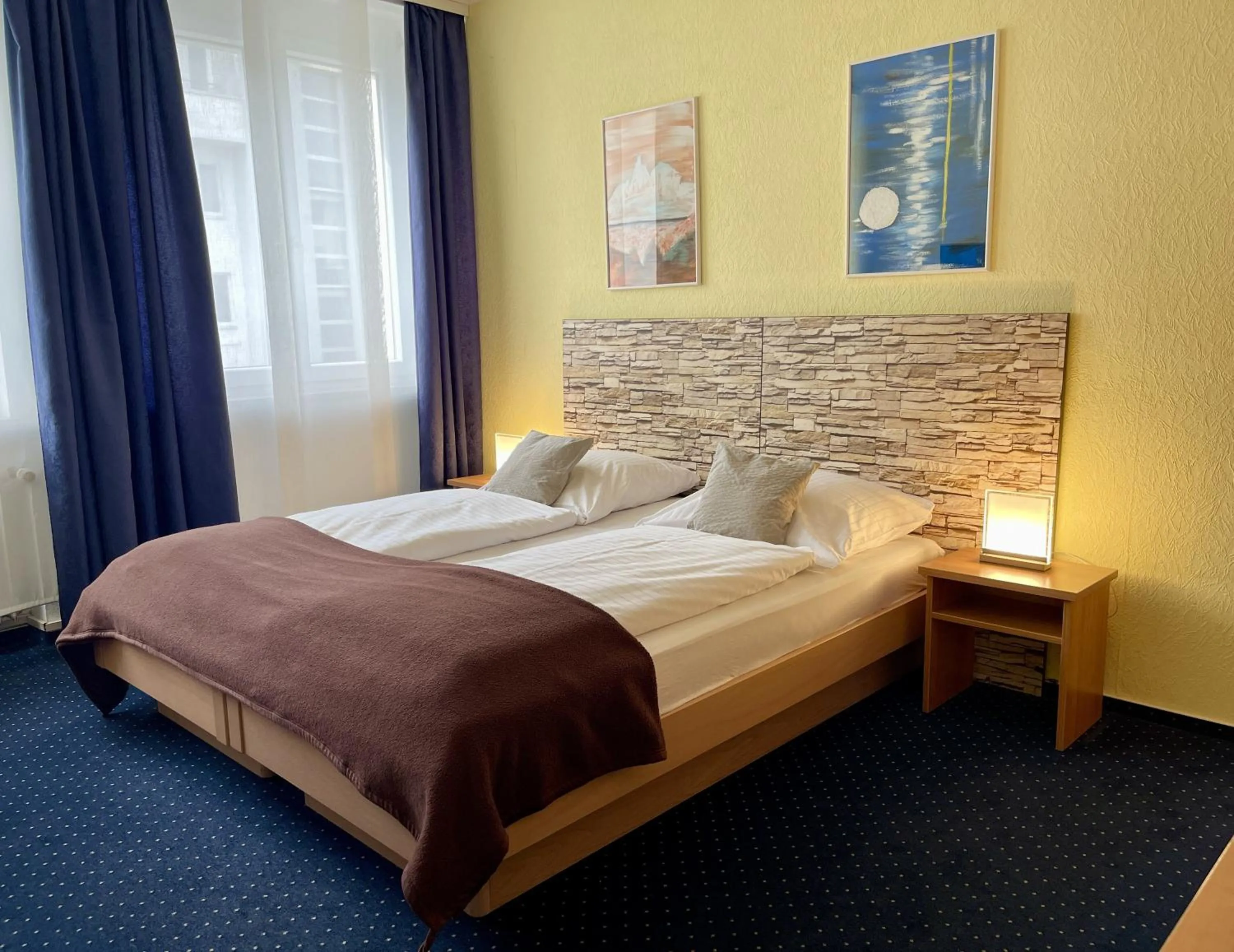 Photo of the whole room, Bed in Hotel Stadt Hamburg am Fluss Saarbrücken