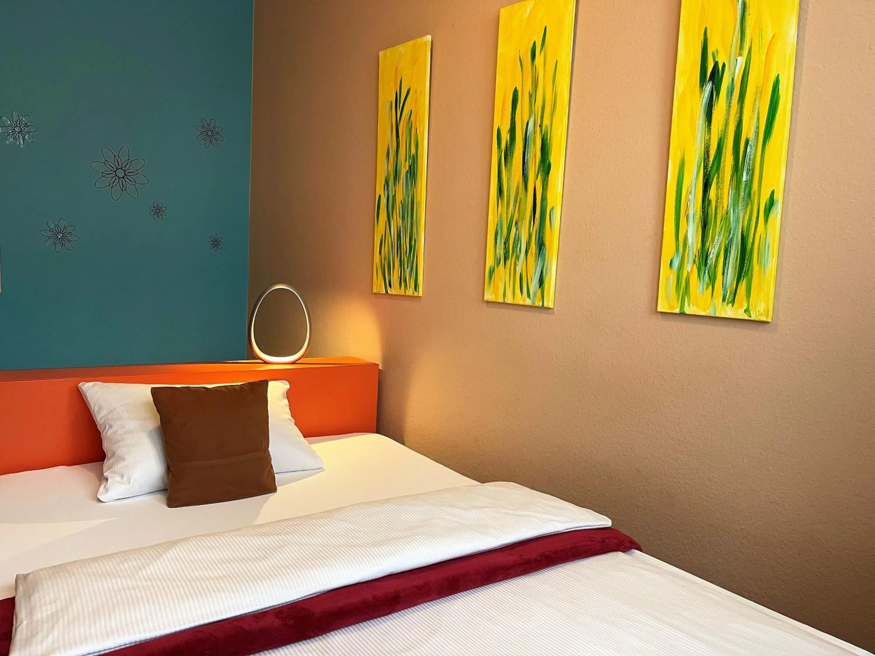 Photo of the whole room, Bed in Hotel Stadt Hamburg am Fluss Saarbrücken