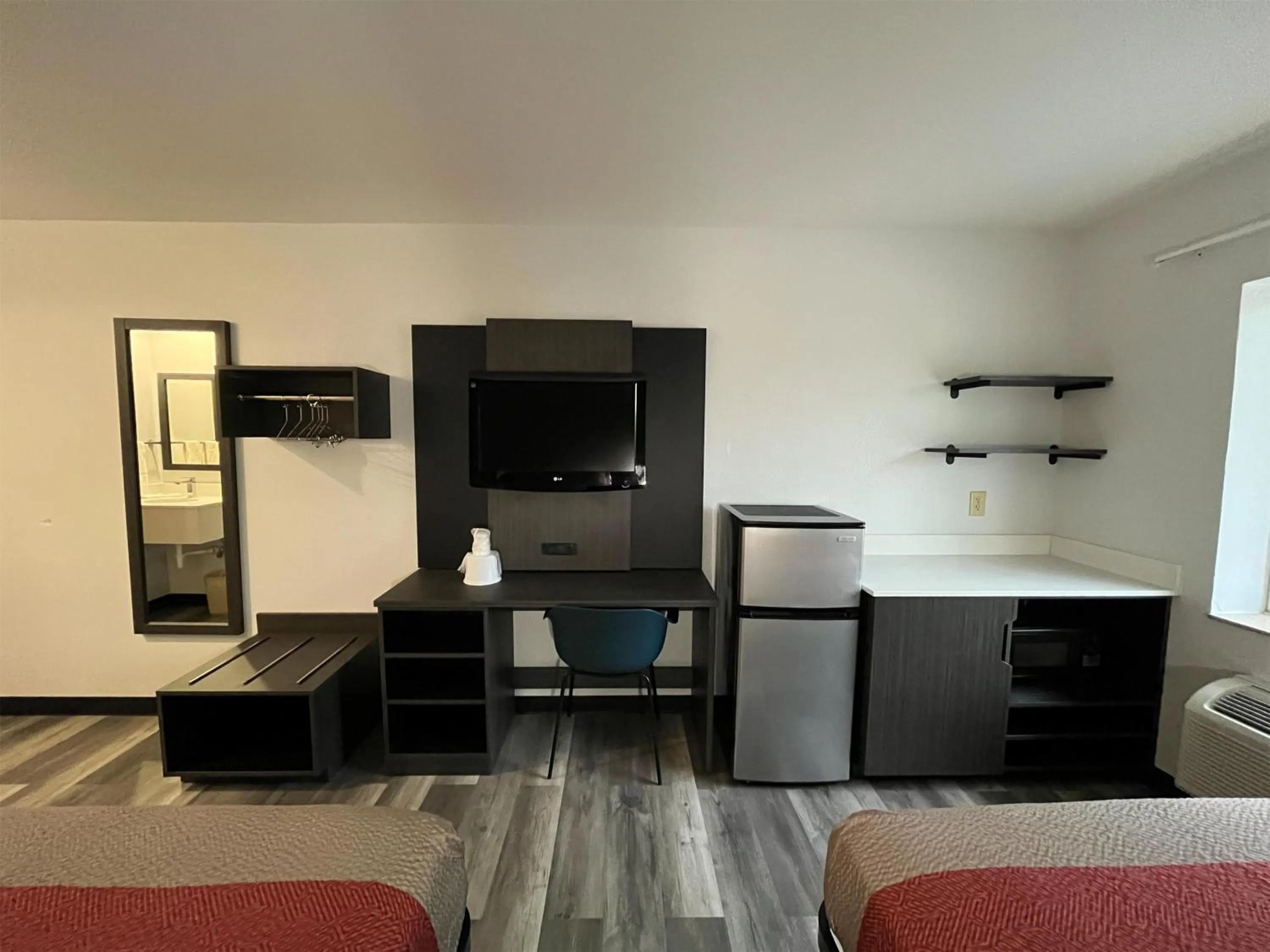 Photo of the whole room in Studio 6 Suites Urbana, IL