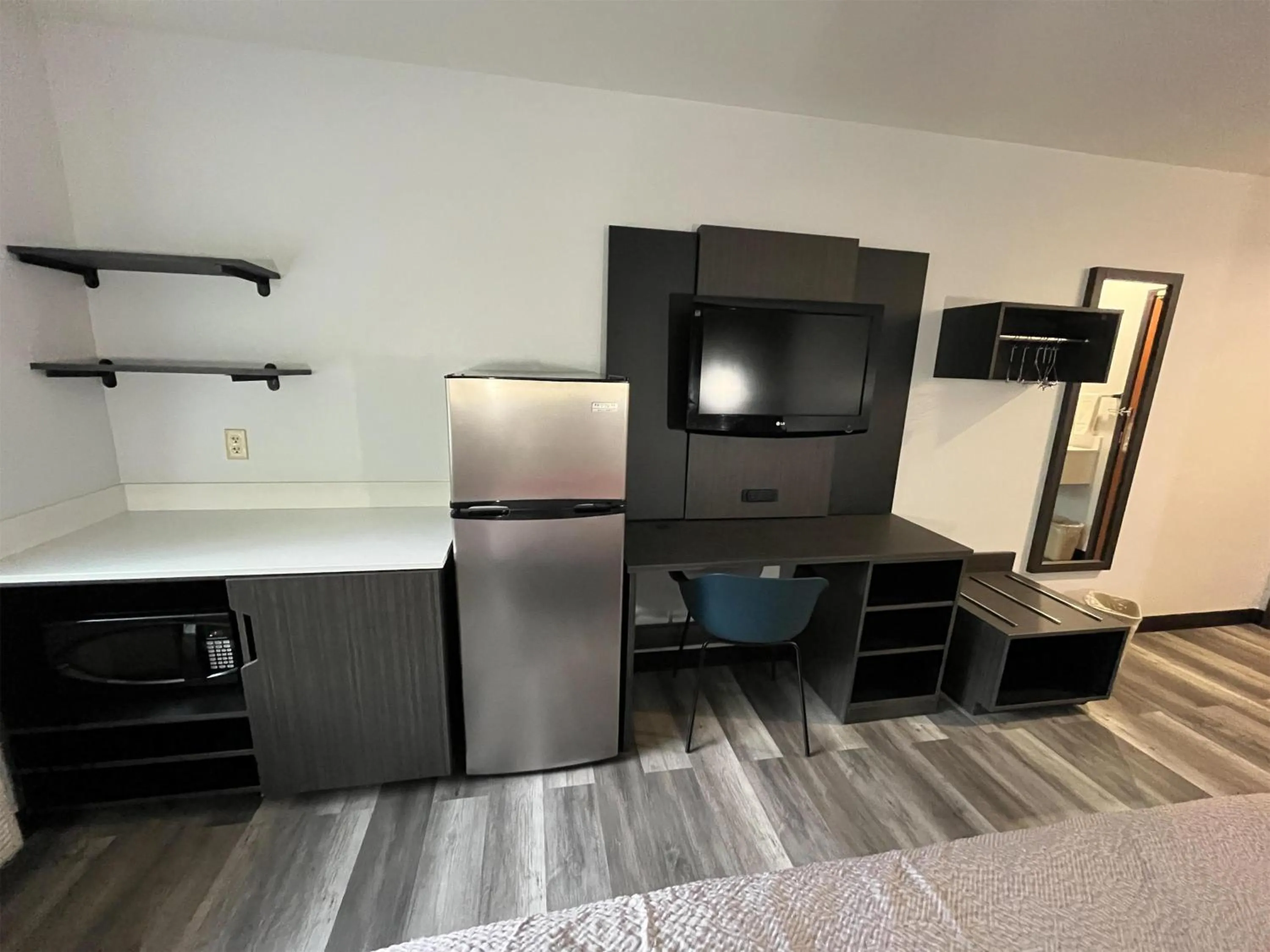 Photo of the whole room, Bed in Studio 6 Suites Urbana, IL