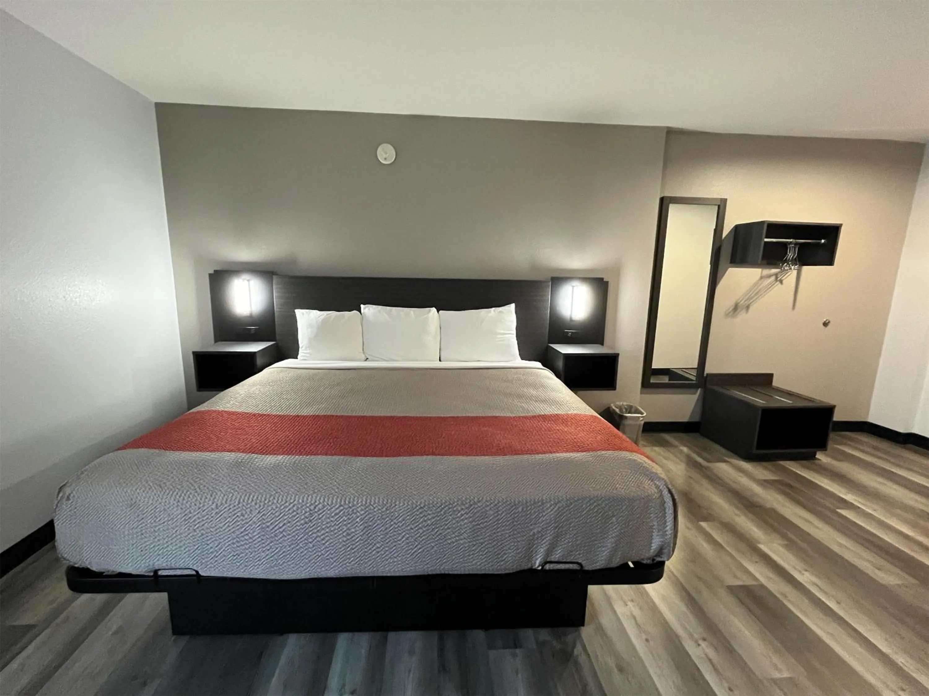 Photo of the whole room, Bed in Studio 6 Suites Urbana, IL