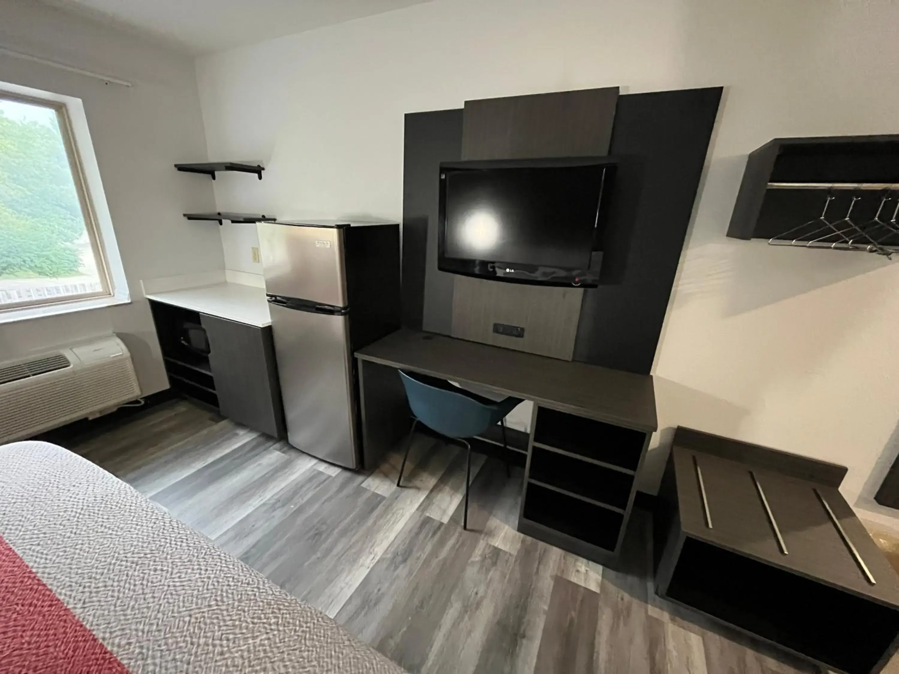 Bedroom, Bed in Studio 6 Suites Urbana, IL Bedroom, Bed in Studio 6 Suites Urbana, IL