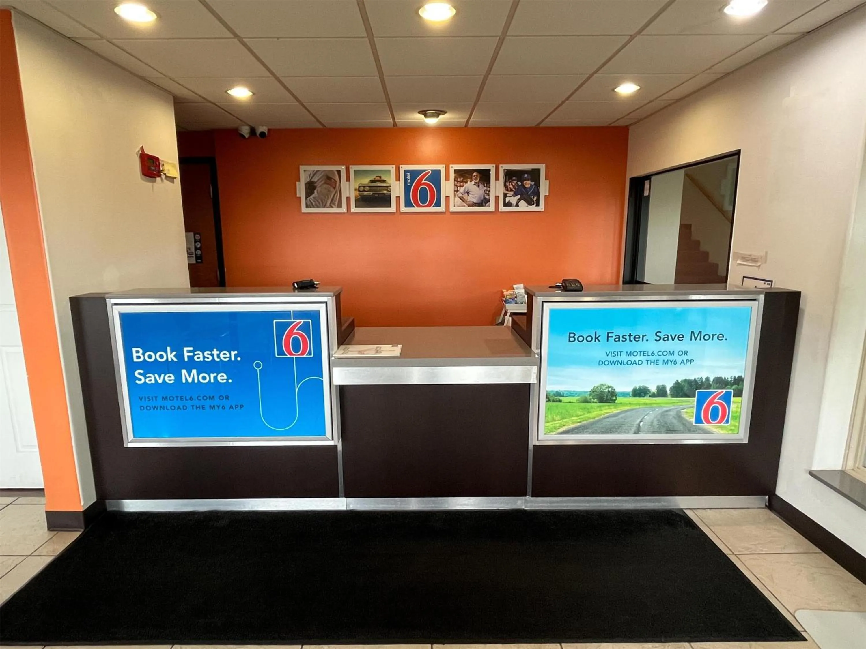 Lobby or reception in Studio 6 Suites Urbana, IL