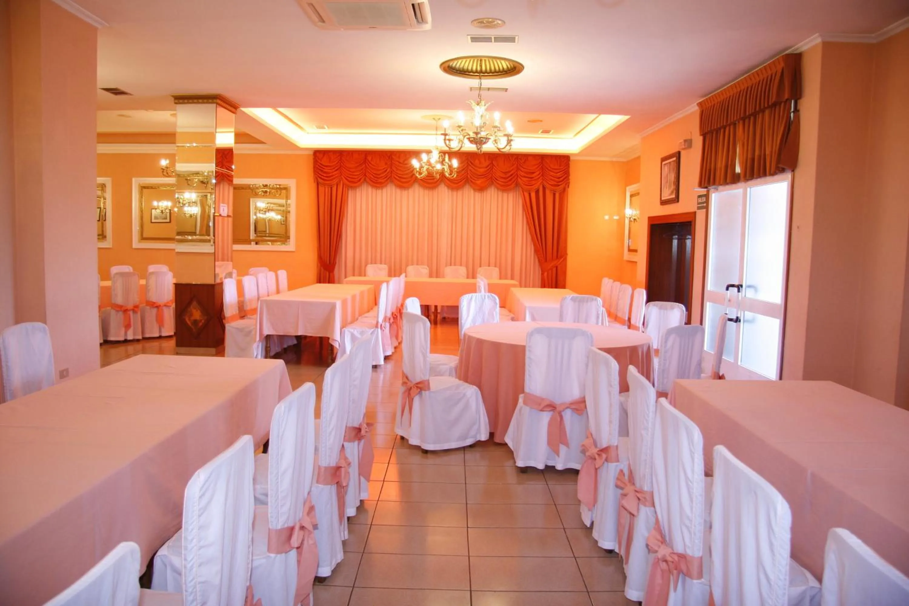 Restaurant/places to eat in Hotel San Rosendo