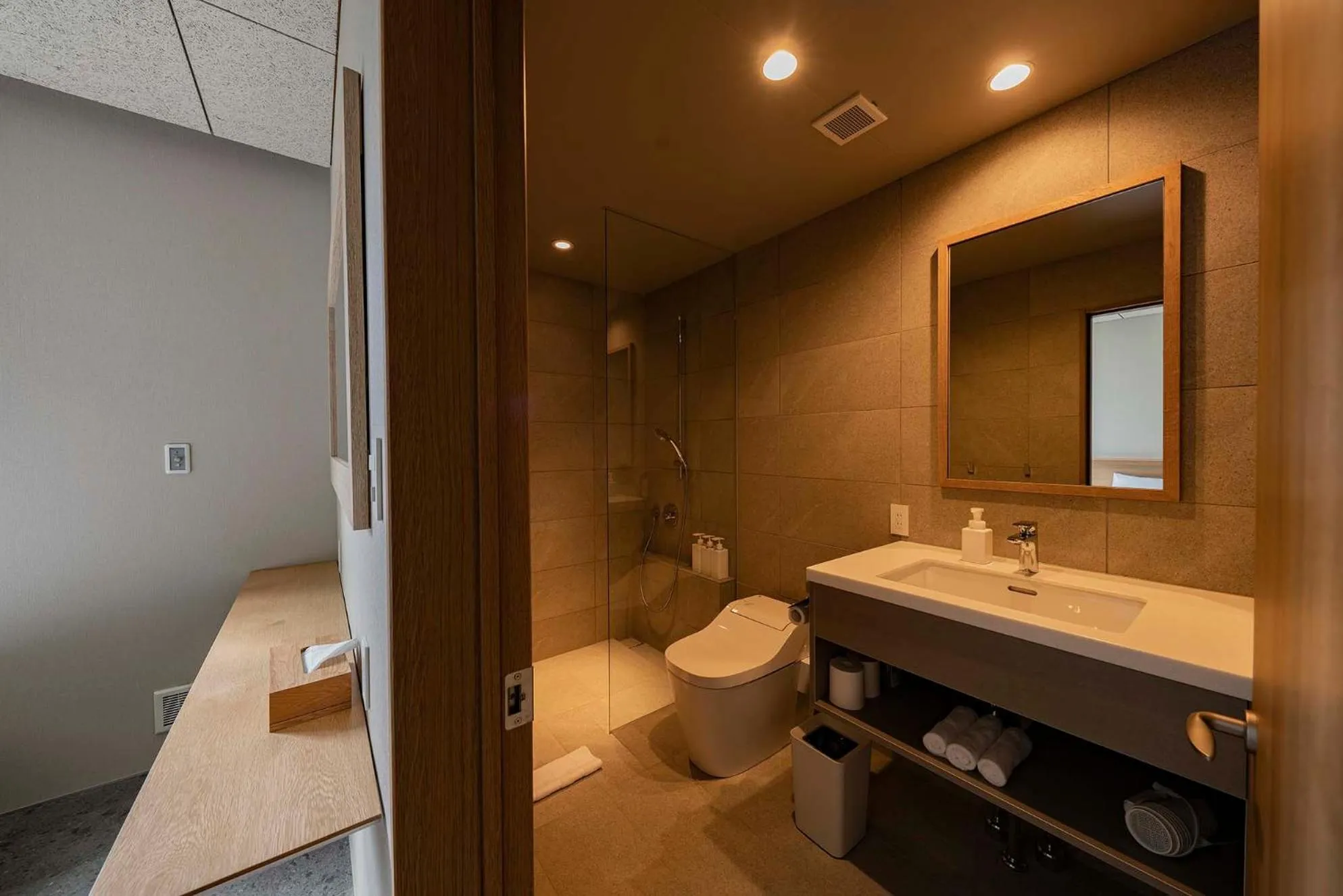 Shower in Echo Rocks by The Hakuba Collection