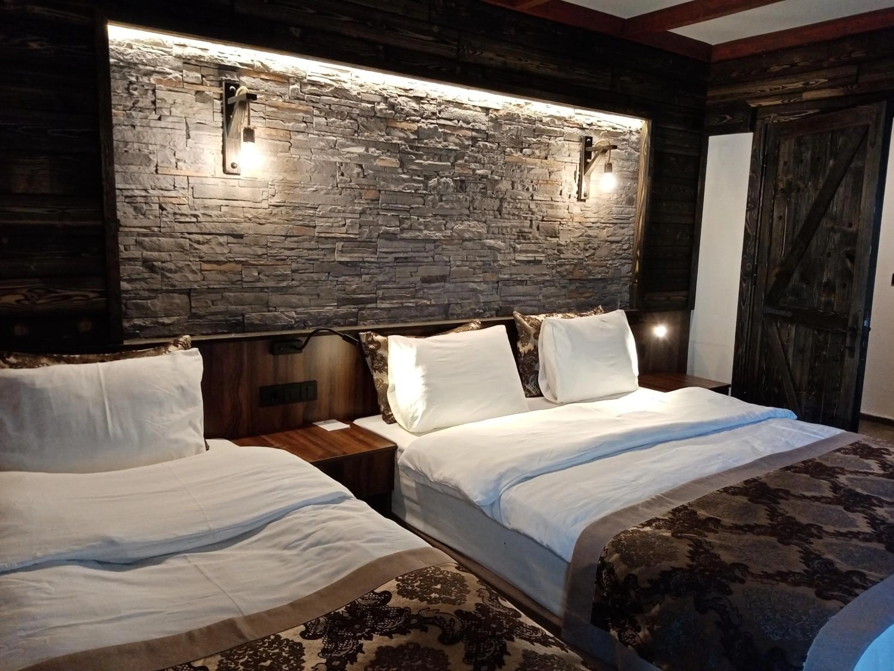 Bed in SARIGERME NEW GATE HOTEL