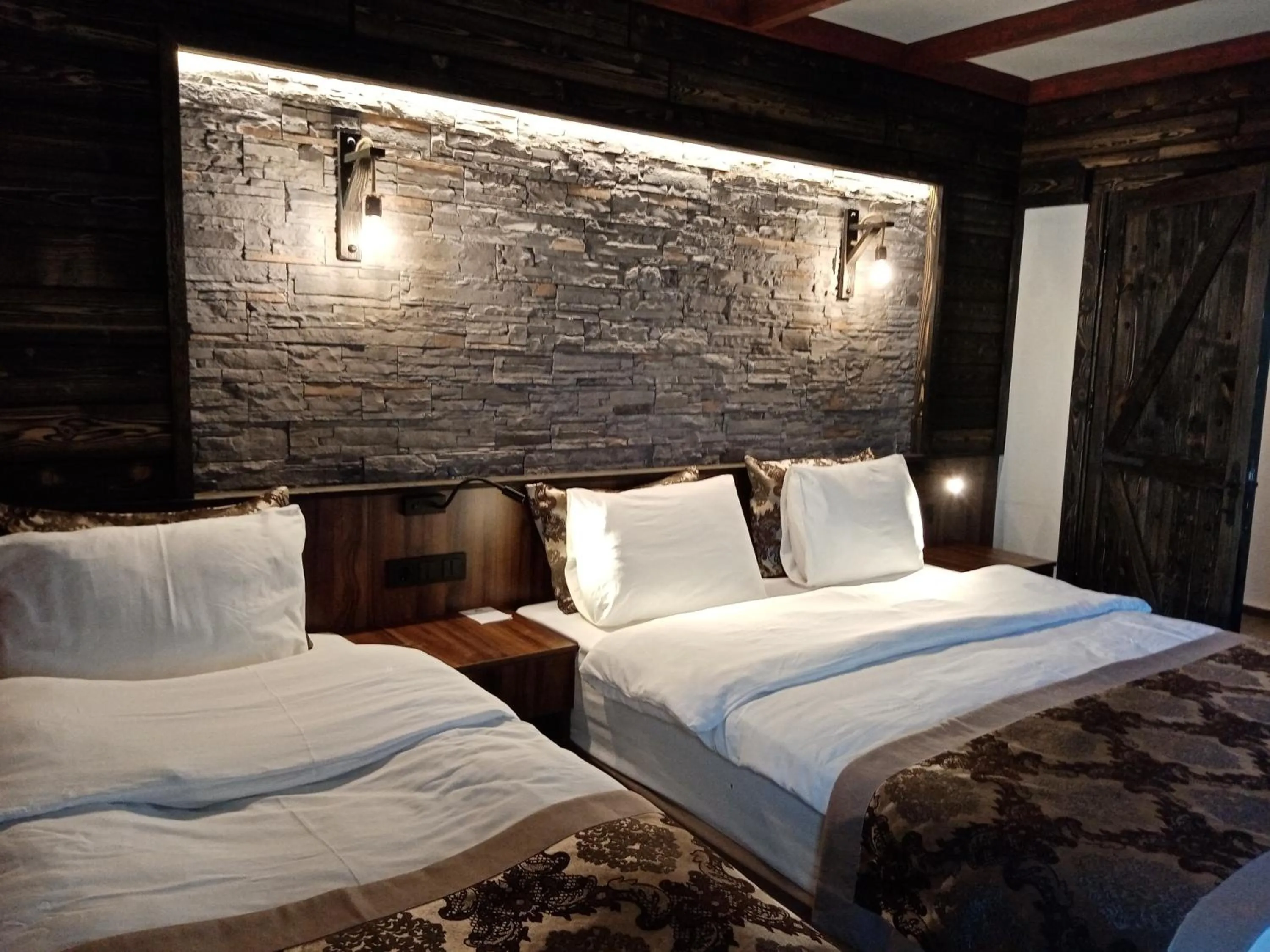 Bed in SARIGERME NEW GATE HOTEL