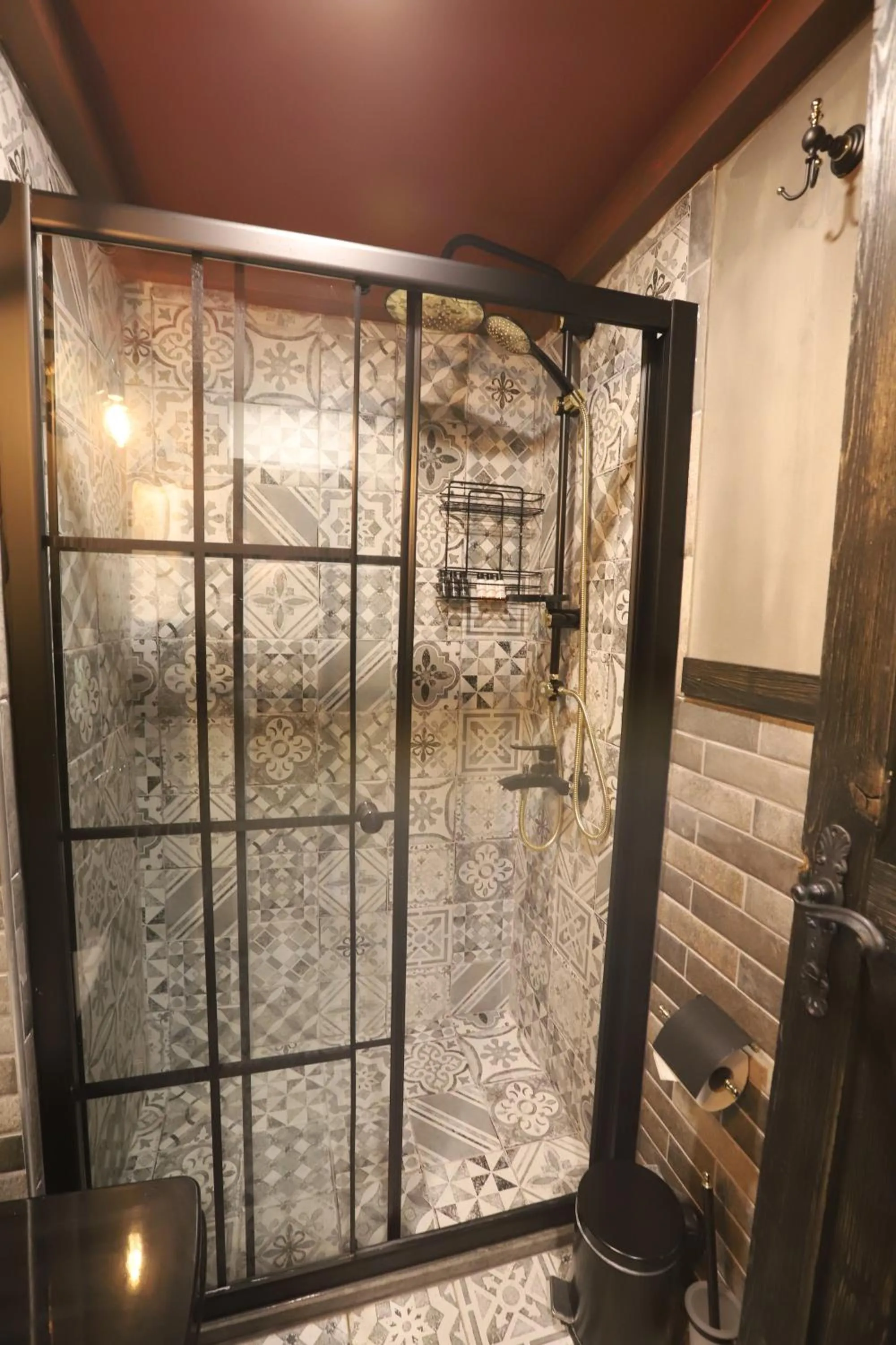 Shower in SARIGERME NEW GATE HOTEL
