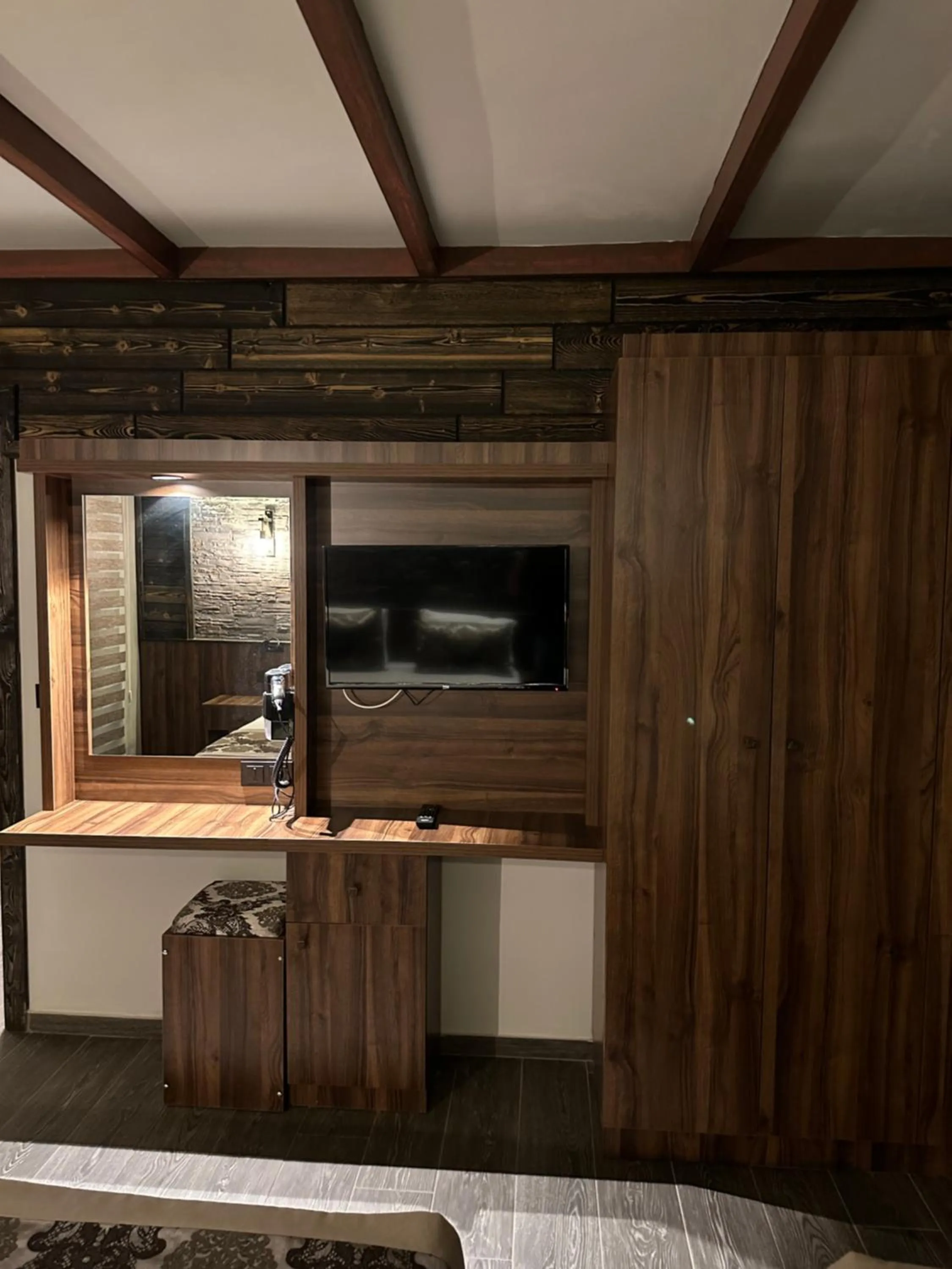 TV and multimedia in SARIGERME NEW GATE HOTEL