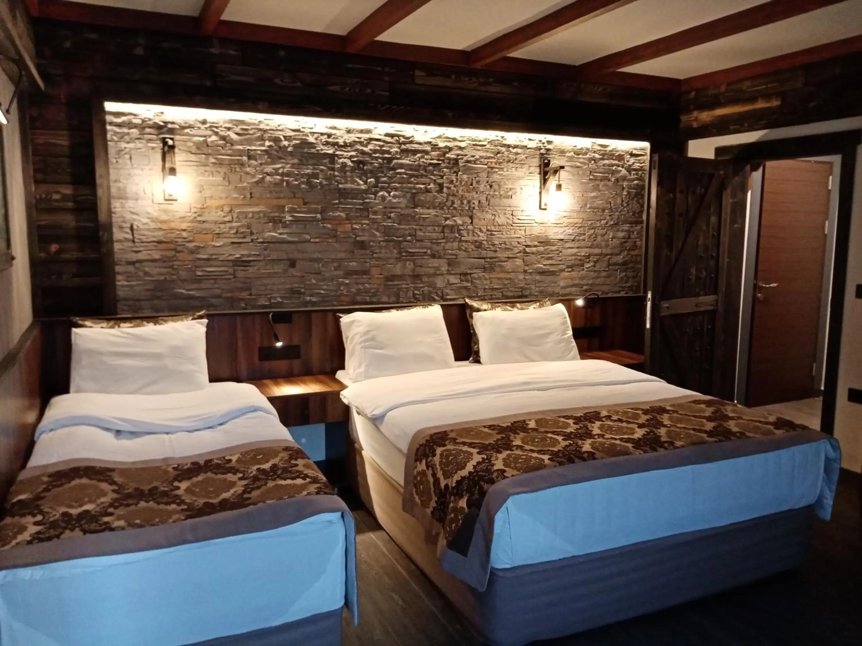Bed in SARIGERME NEW GATE HOTEL