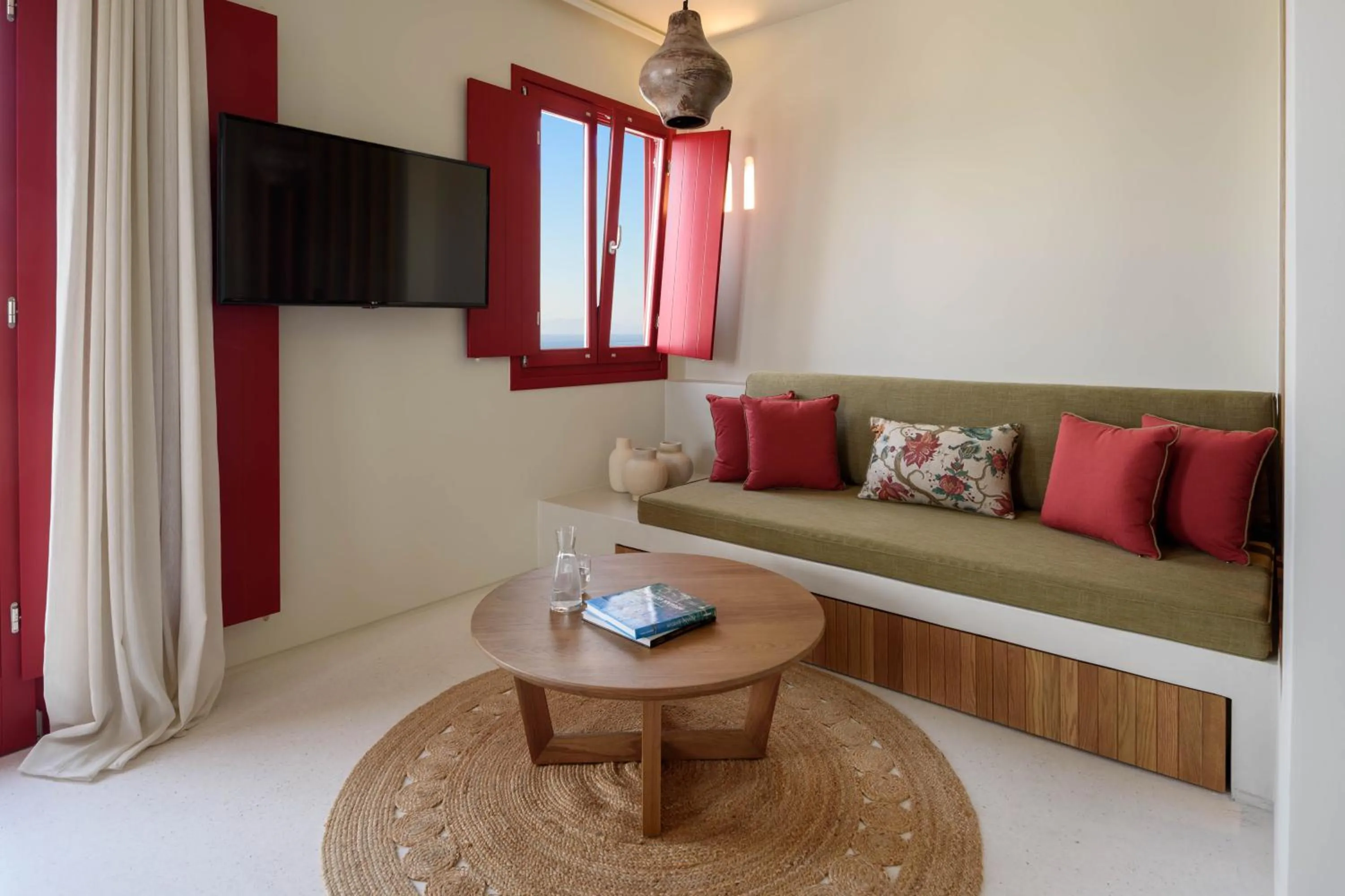 TV and multimedia in Potnia Theron Suites