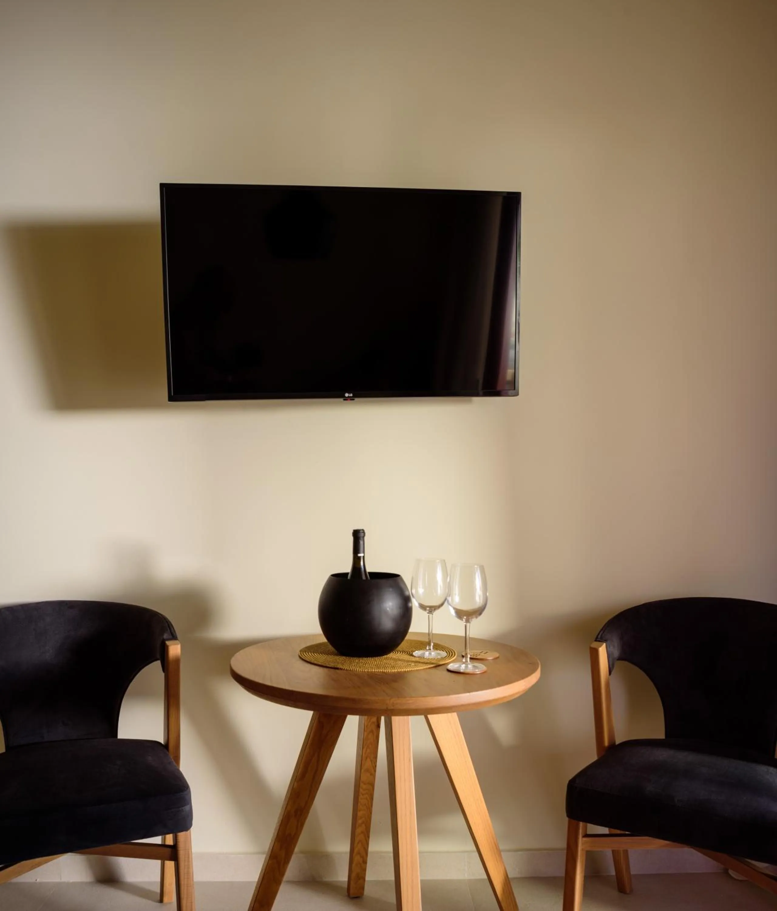 TV and multimedia in Potnia Theron Suites