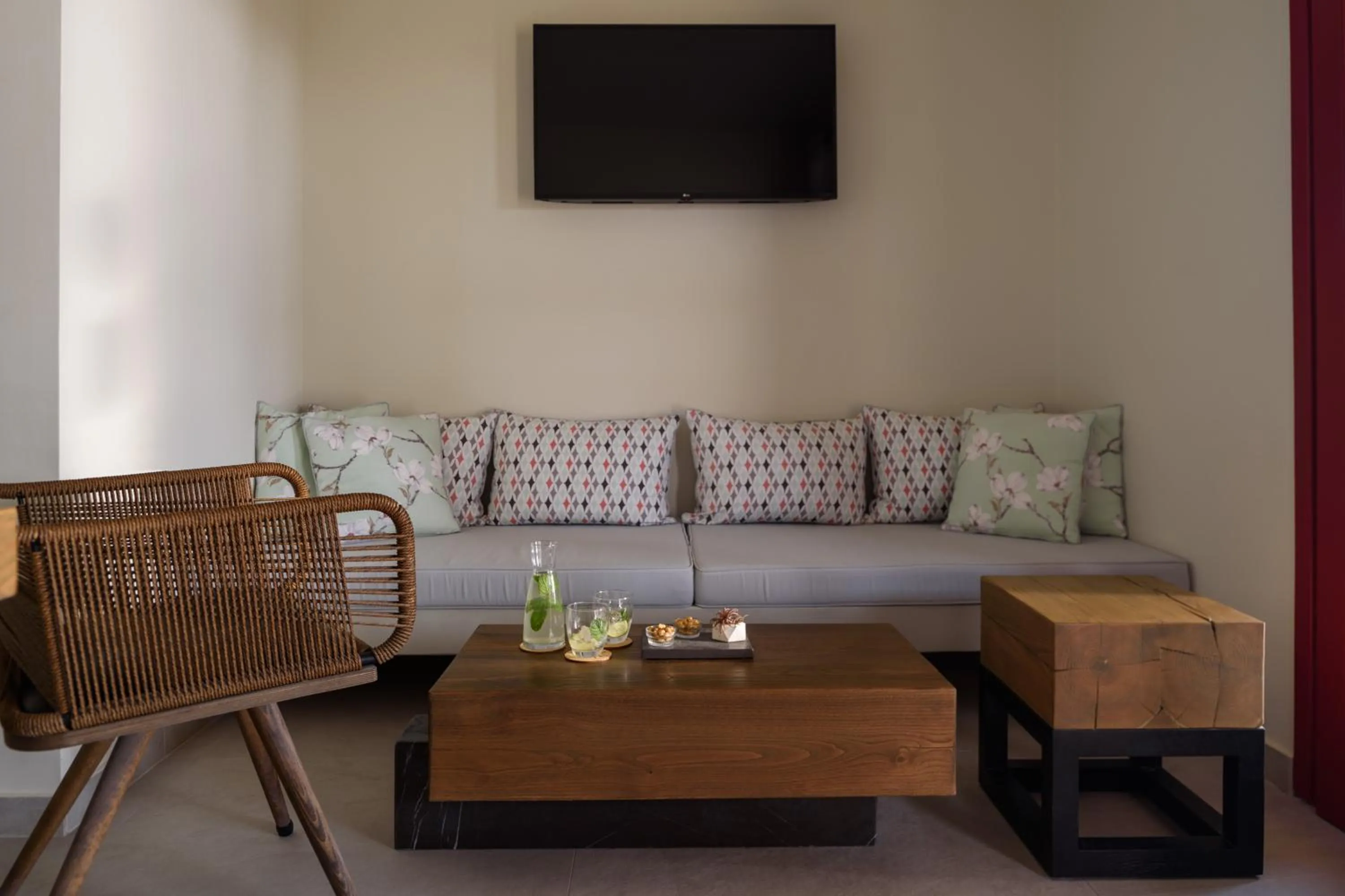 TV and multimedia in Potnia Theron Suites