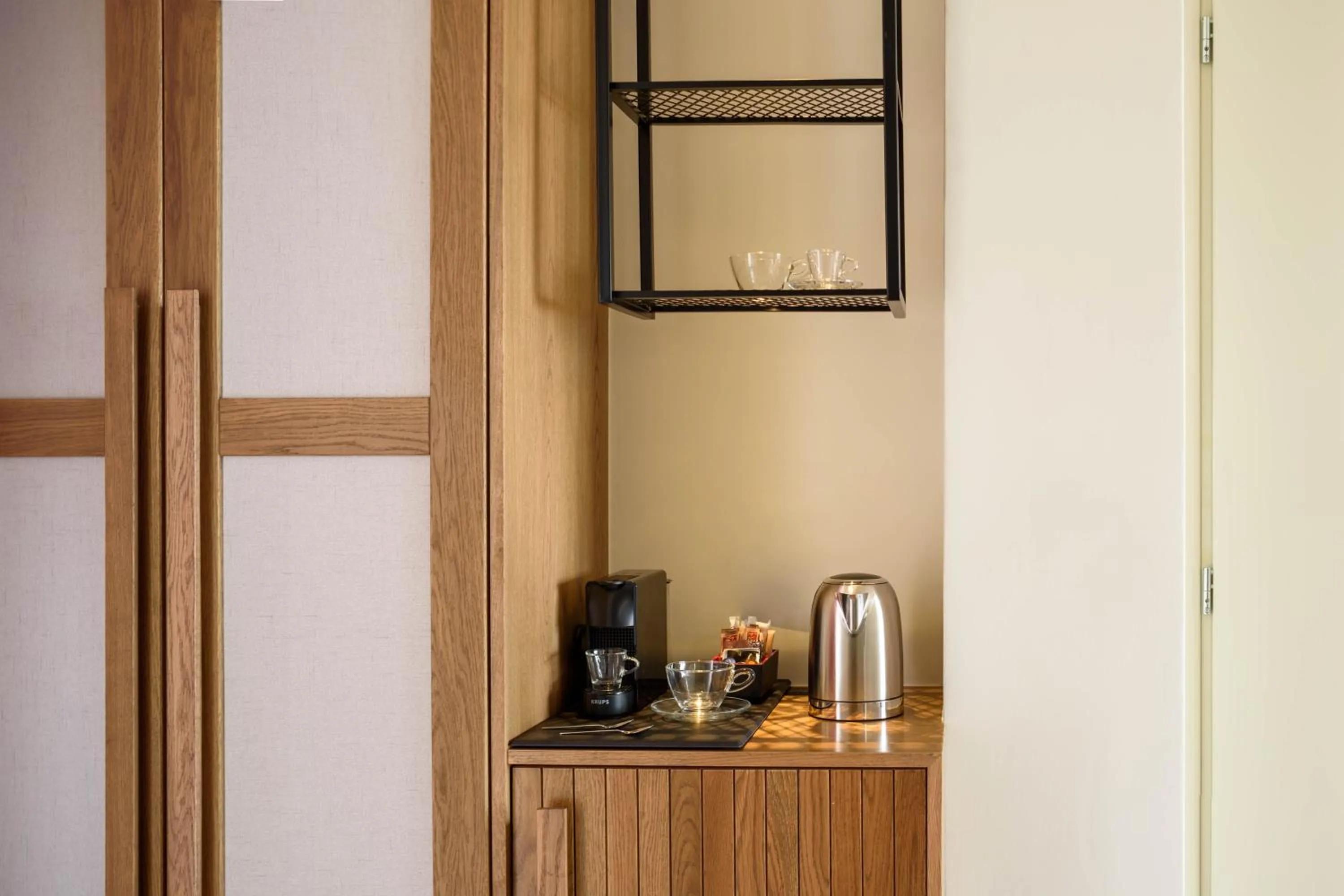 Coffee/tea facilities in Potnia Theron Suites