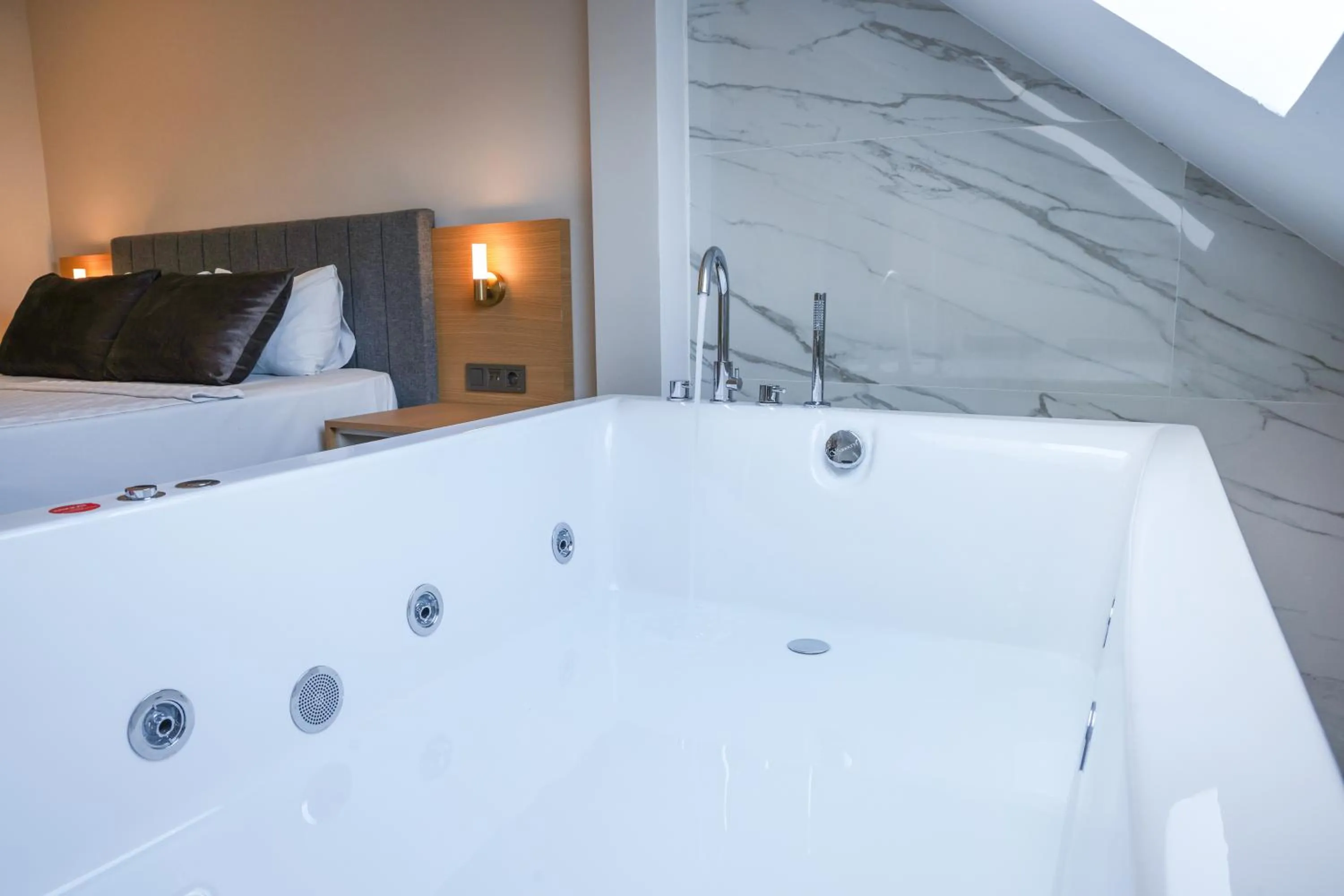 Hot Tub in mustang suite hotel