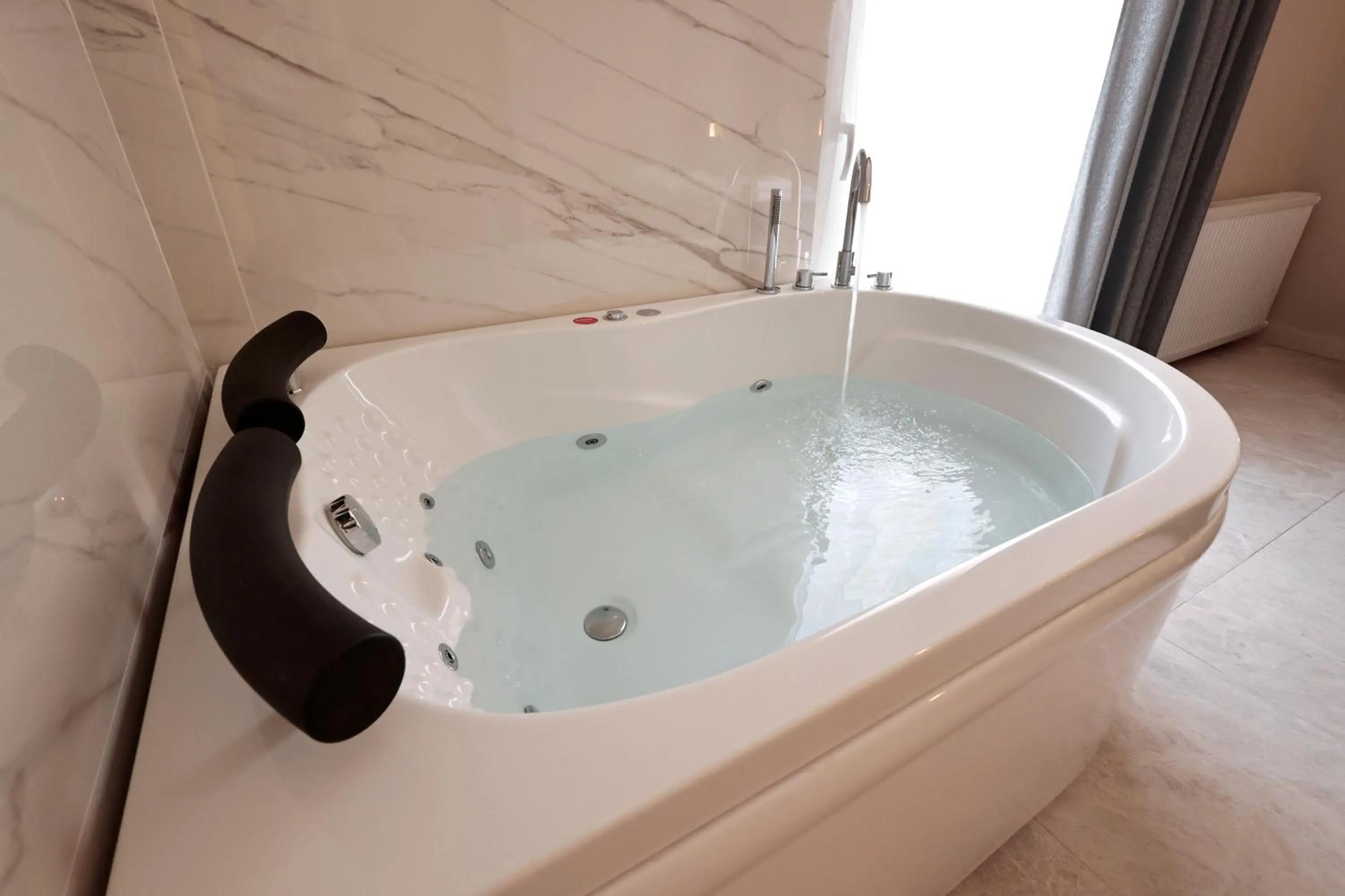 Hot Tub in mustang suite hotel