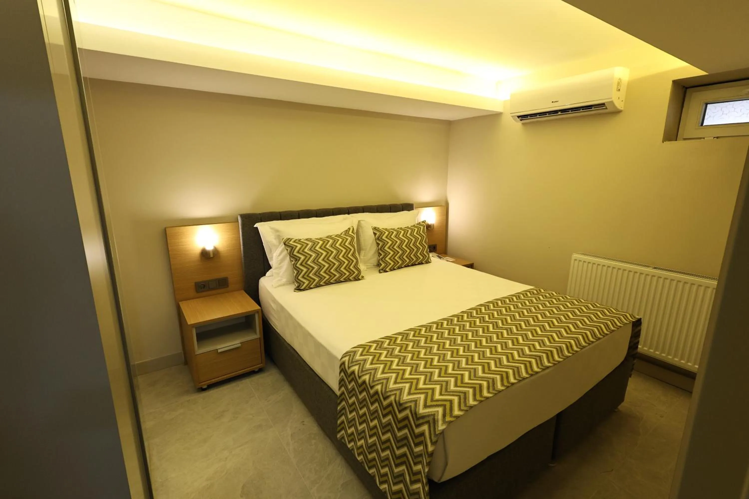 Bedroom, Bed in mustang suite hotel