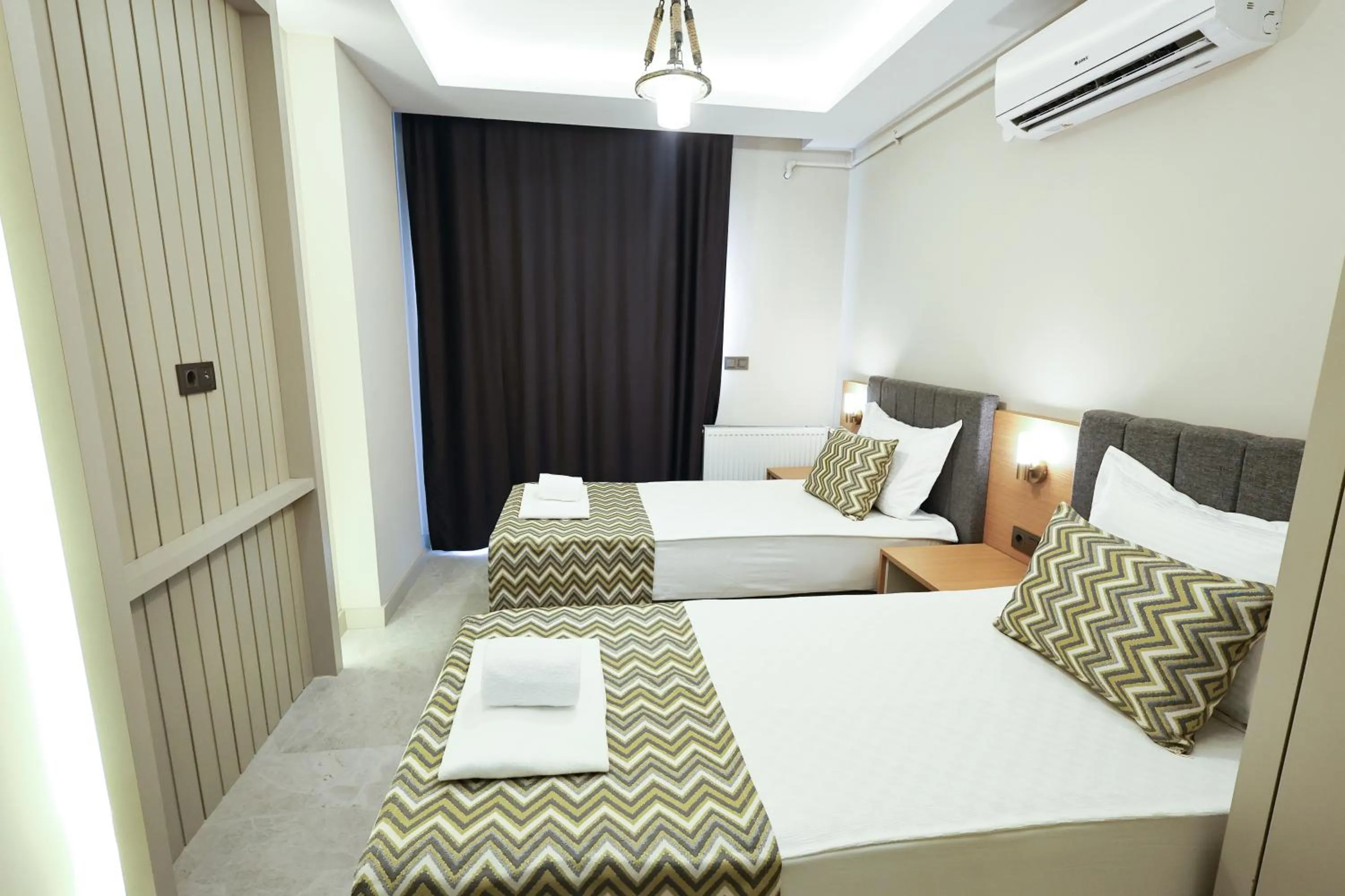 Bedroom, Bed in mustang suite hotel