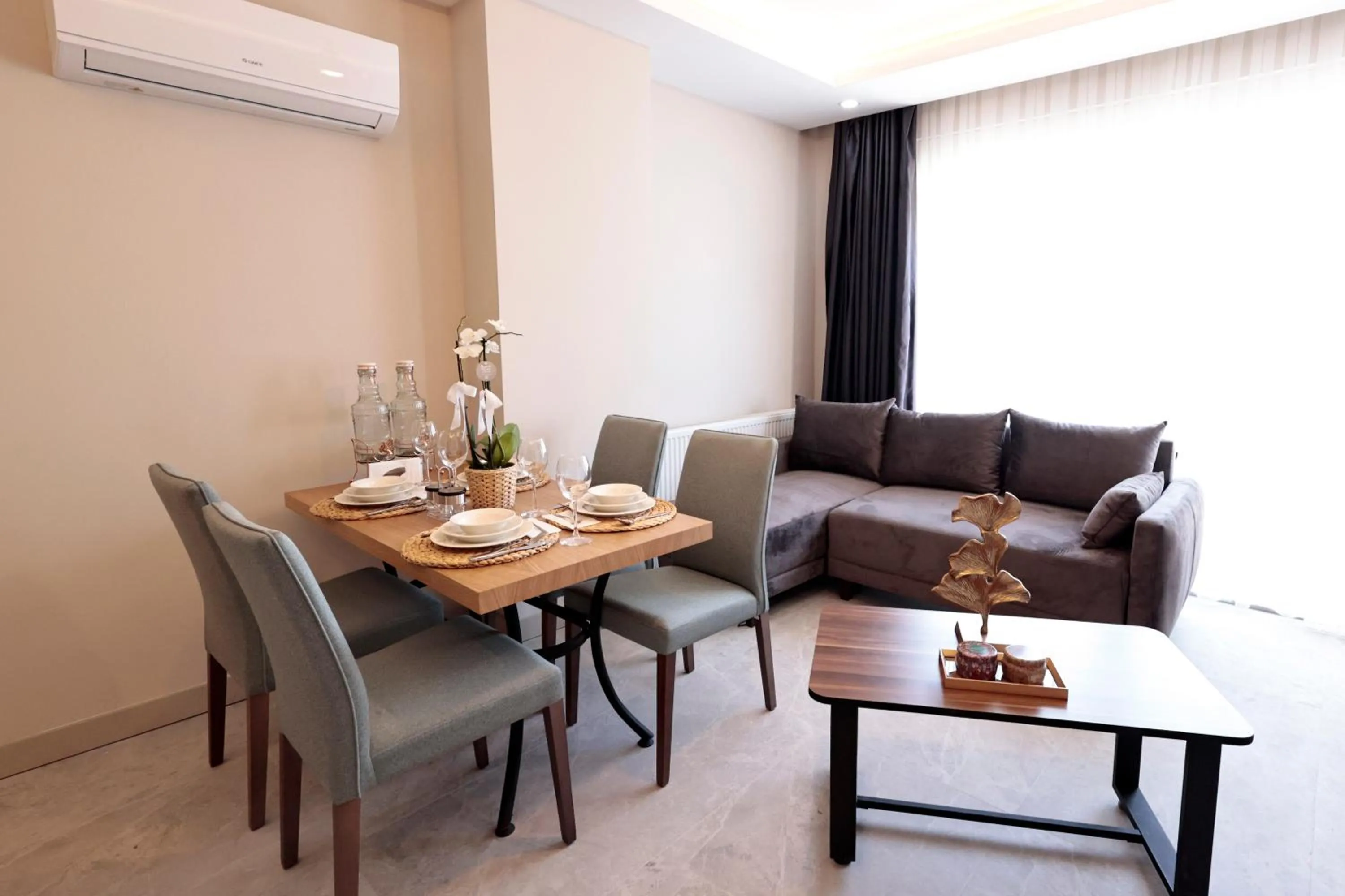 Living room in mustang suite hotel