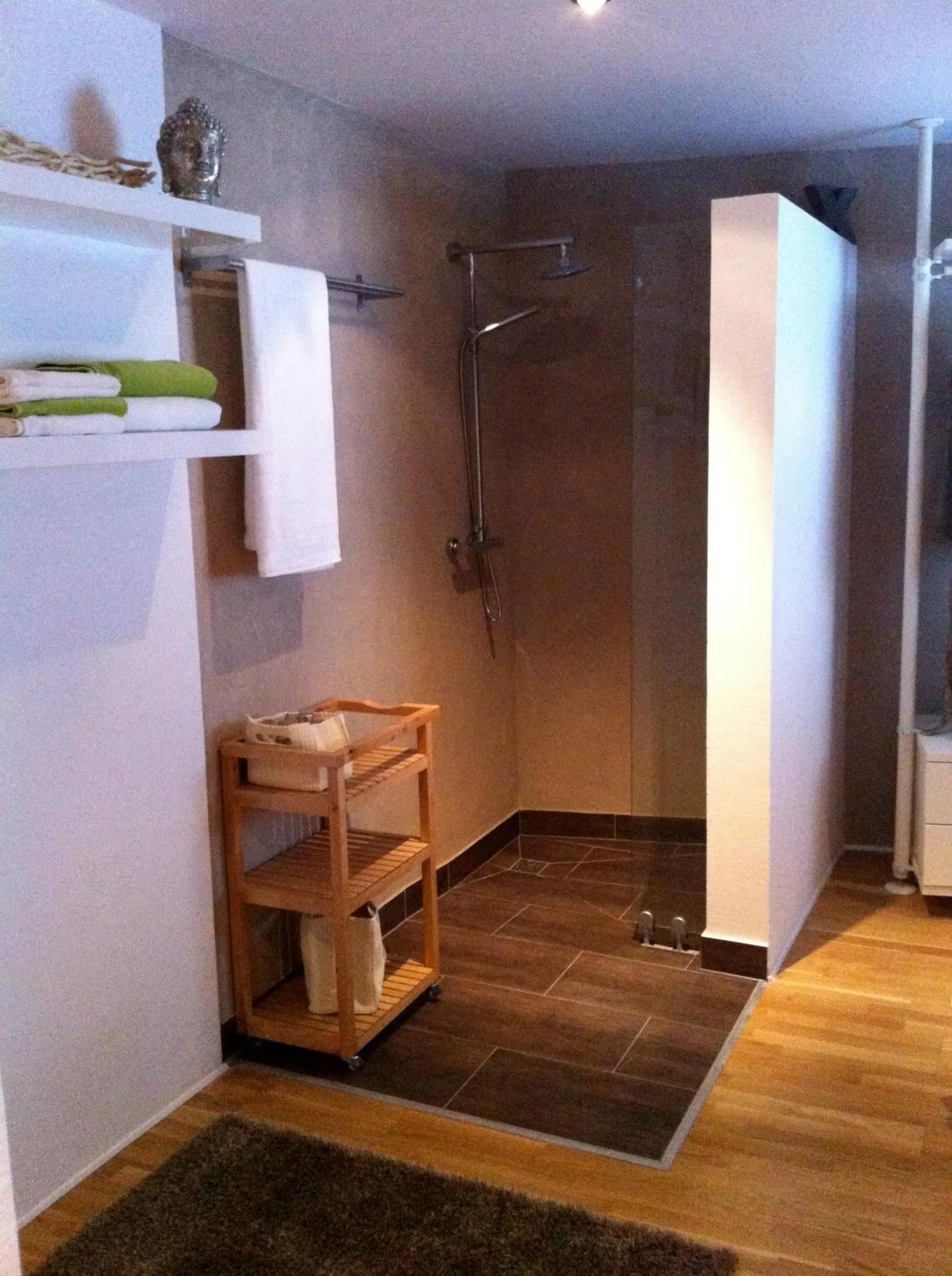 Shower in WohnRaum Gäste- & Boardinghaus