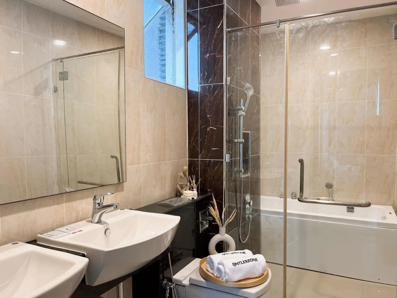 Bathroom in Paragon Suite Homestay by Antlerzone