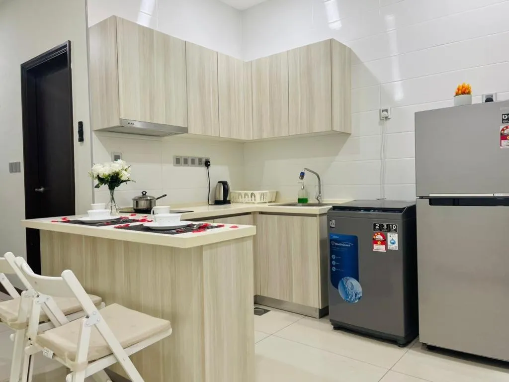 Kitchen or kitchenette in Paragon Suite Homestay by Antlerzone