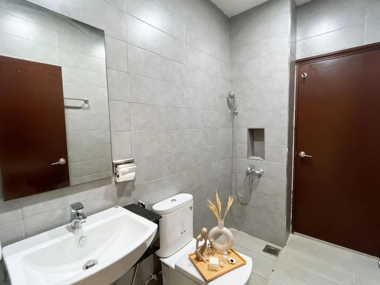 Bathroom in Paragon Suite Homestay by Antlerzone