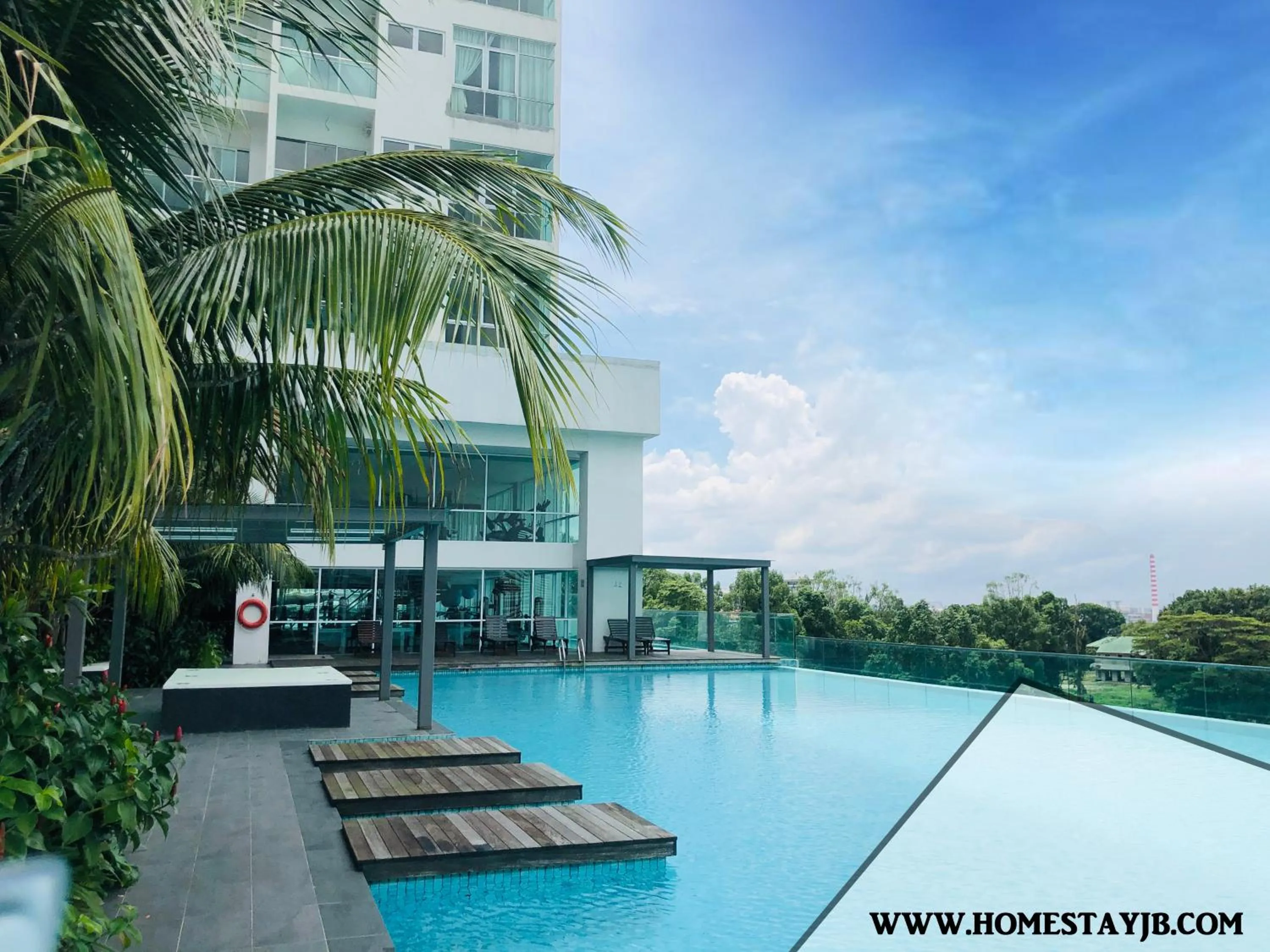 Swimming pool in Paragon Suite Homestay by Antlerzone
