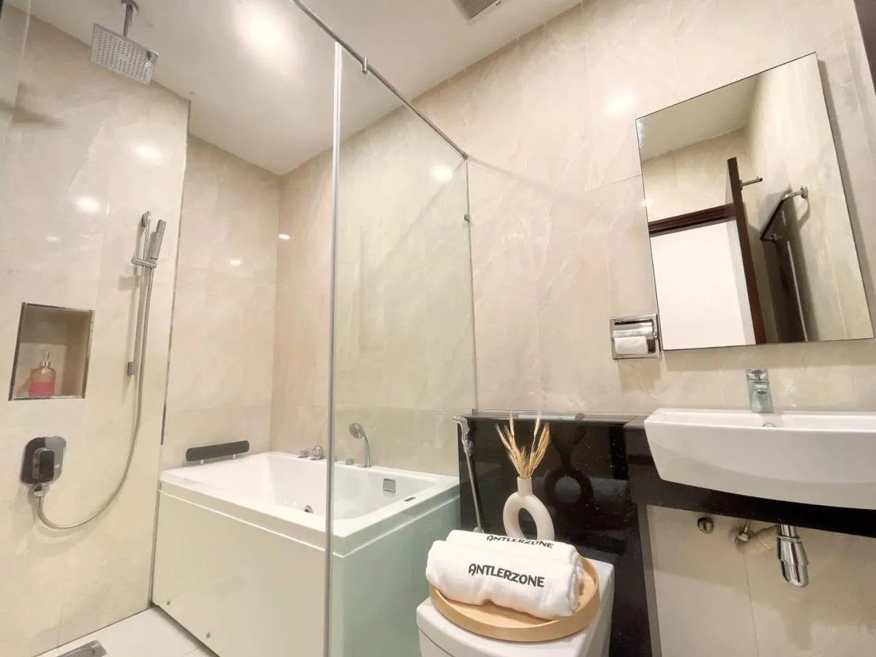 Bathroom in Paragon Suite Homestay by Antlerzone