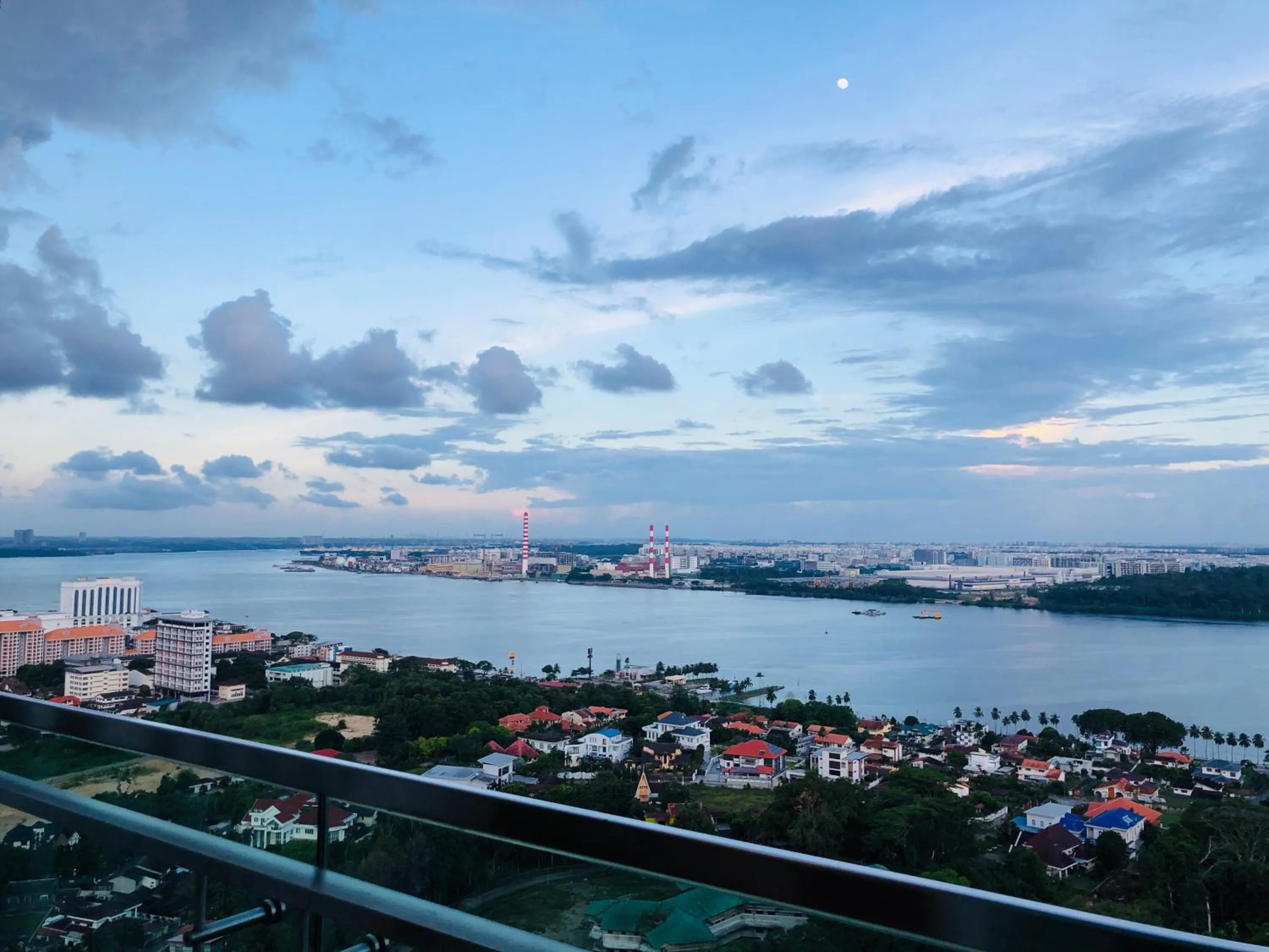 Lake view in Paragon Suite Homestay by Antlerzone