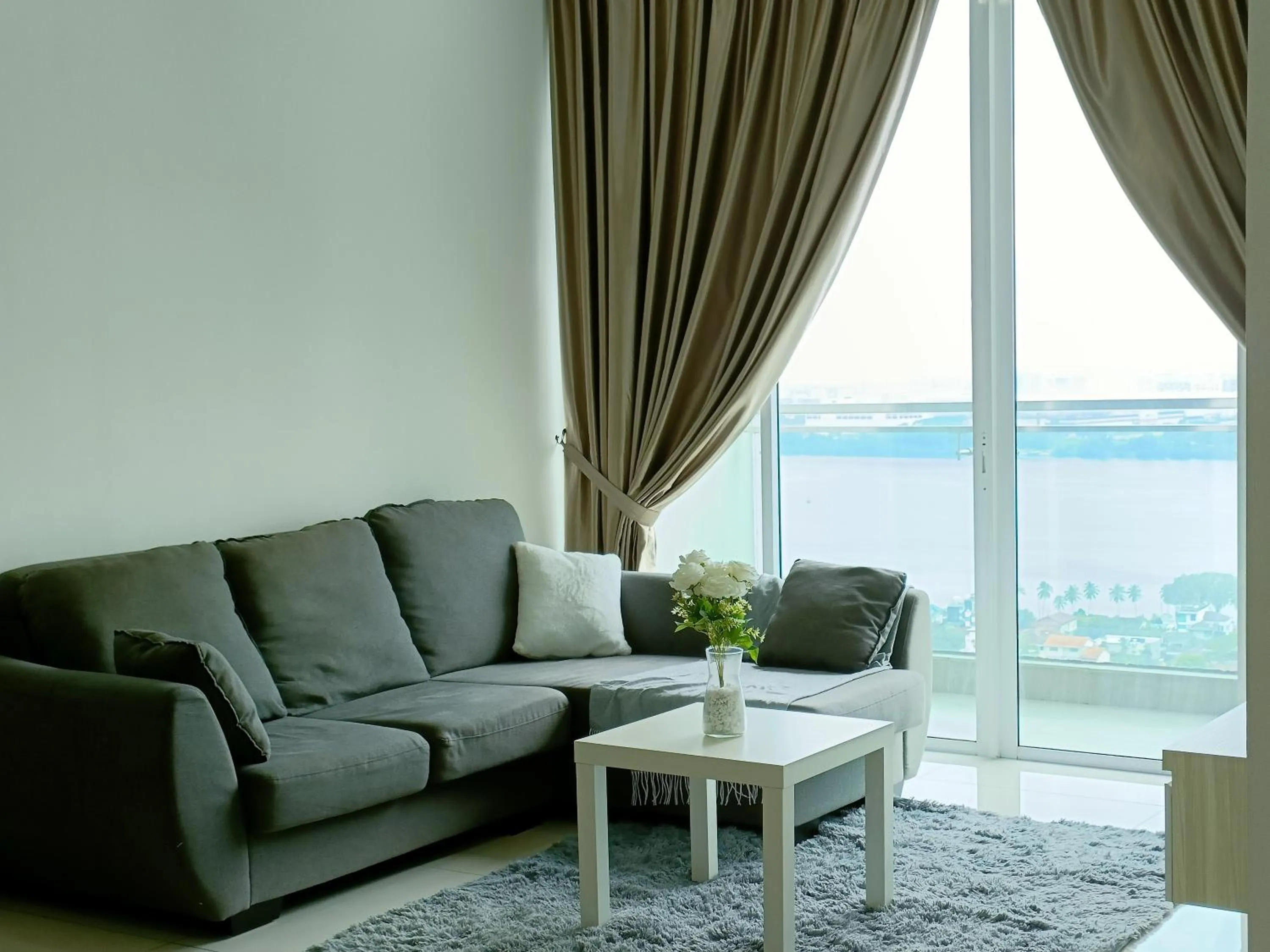Living room in Paragon Suite Homestay by Antlerzone