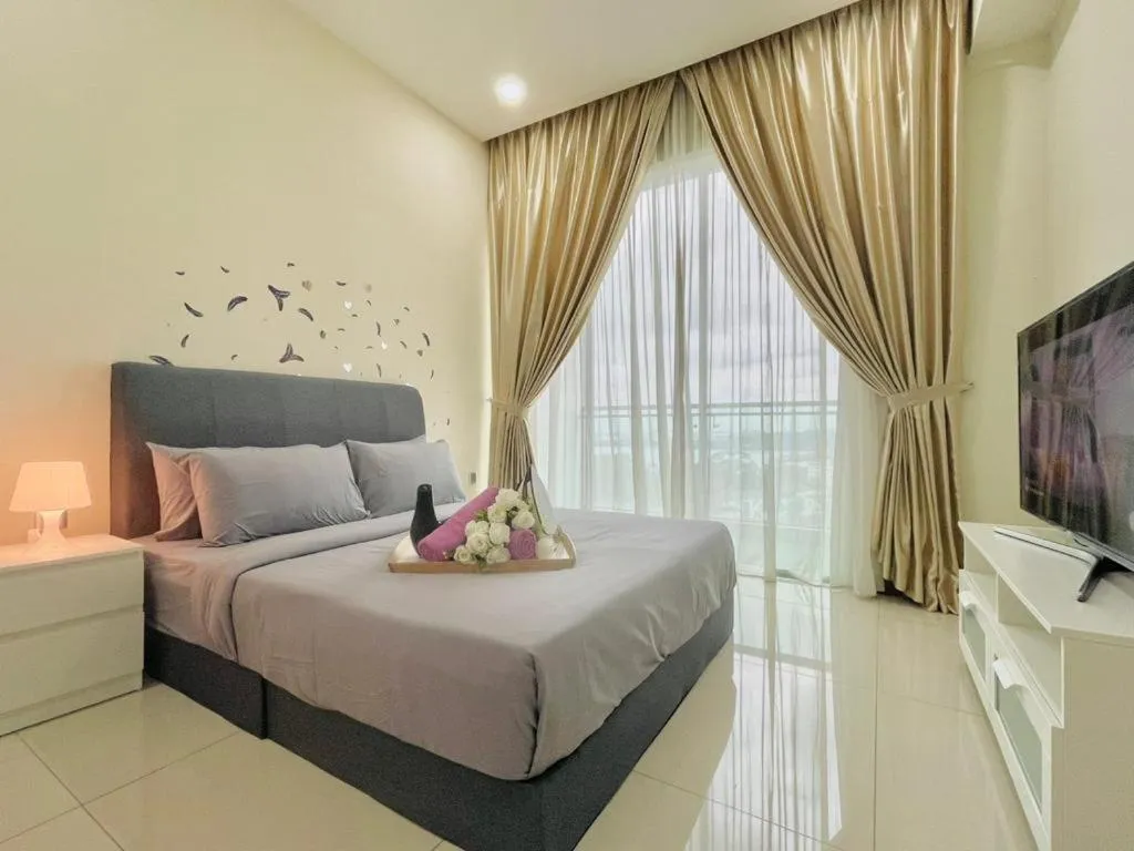 Bed in Paragon Suite Homestay by Antlerzone