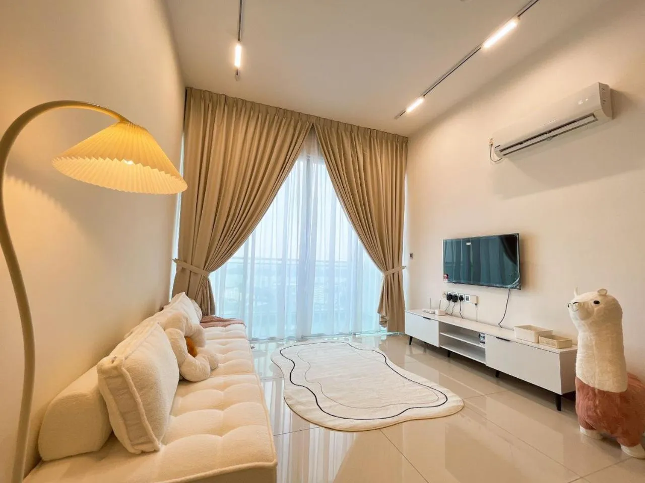 Living room in Paragon Suite Homestay by Antlerzone