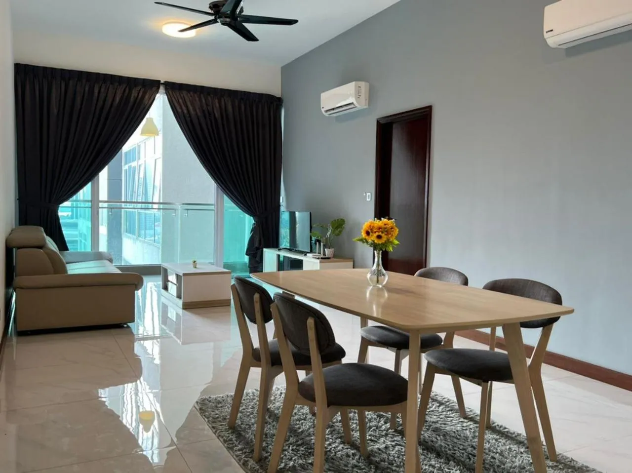 Living room in Paragon Suite Homestay by Antlerzone