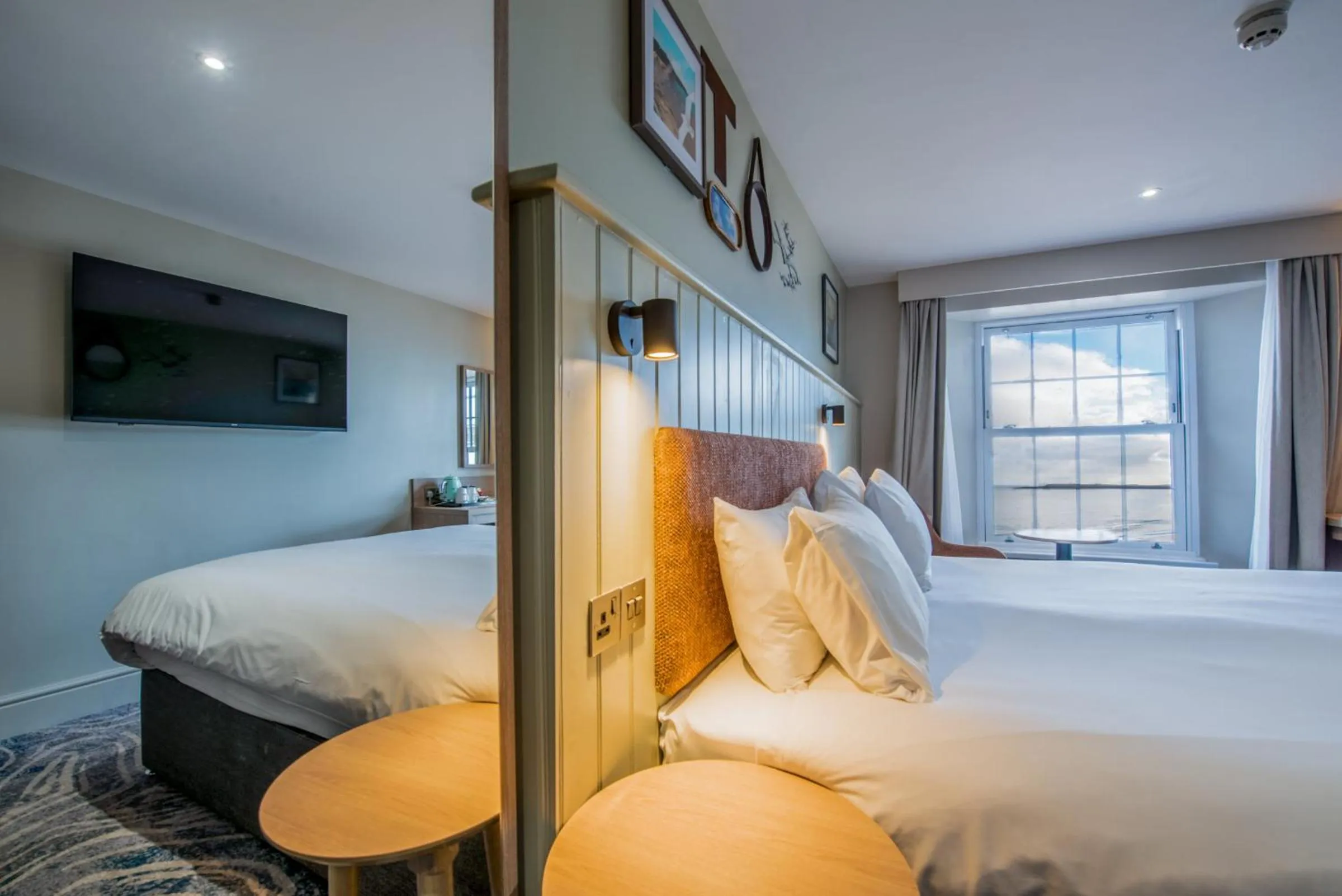 Bedroom, Bed in Imperial Hotel Tenby