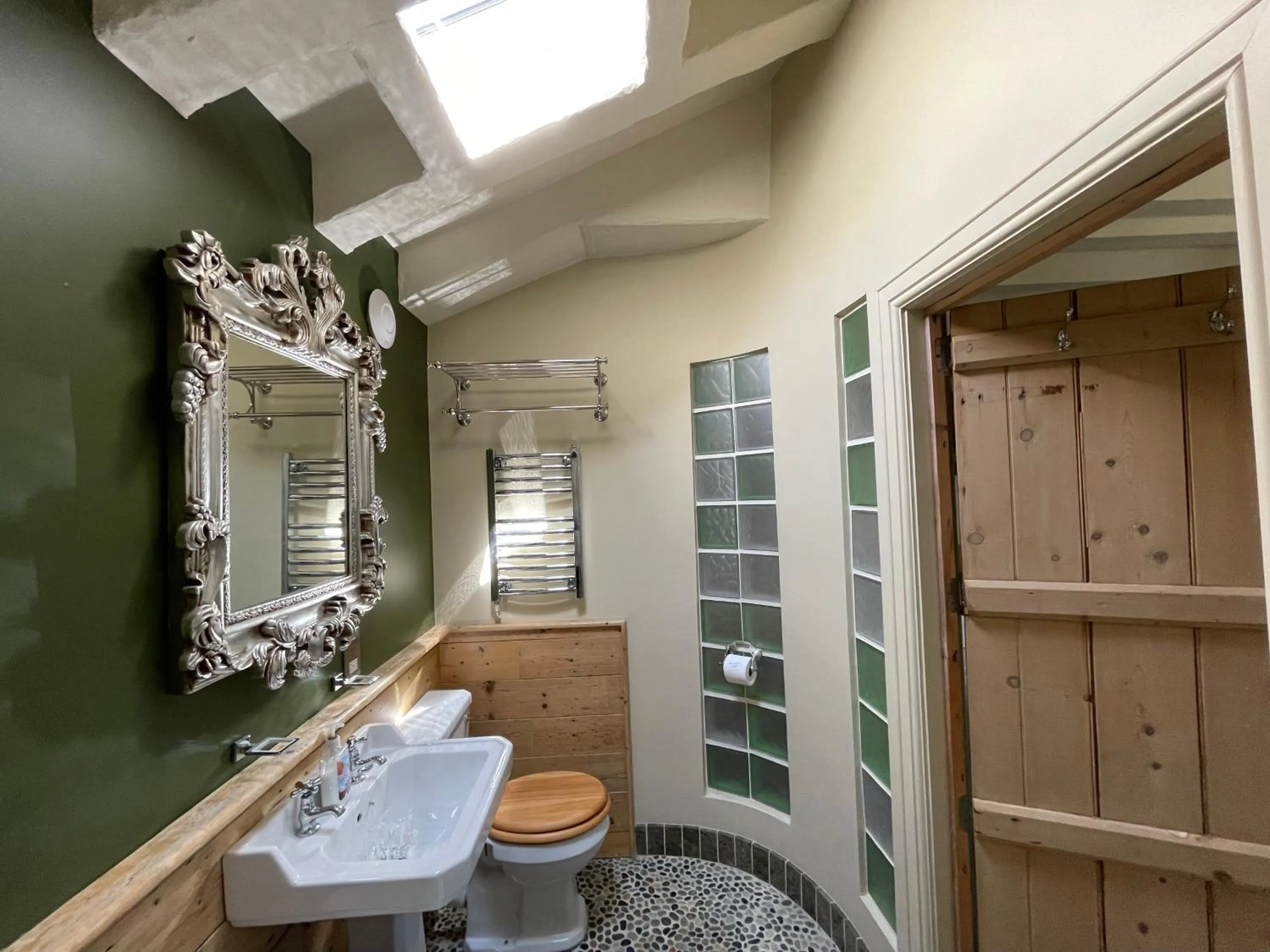 Toilet in Bradleigh Lodge