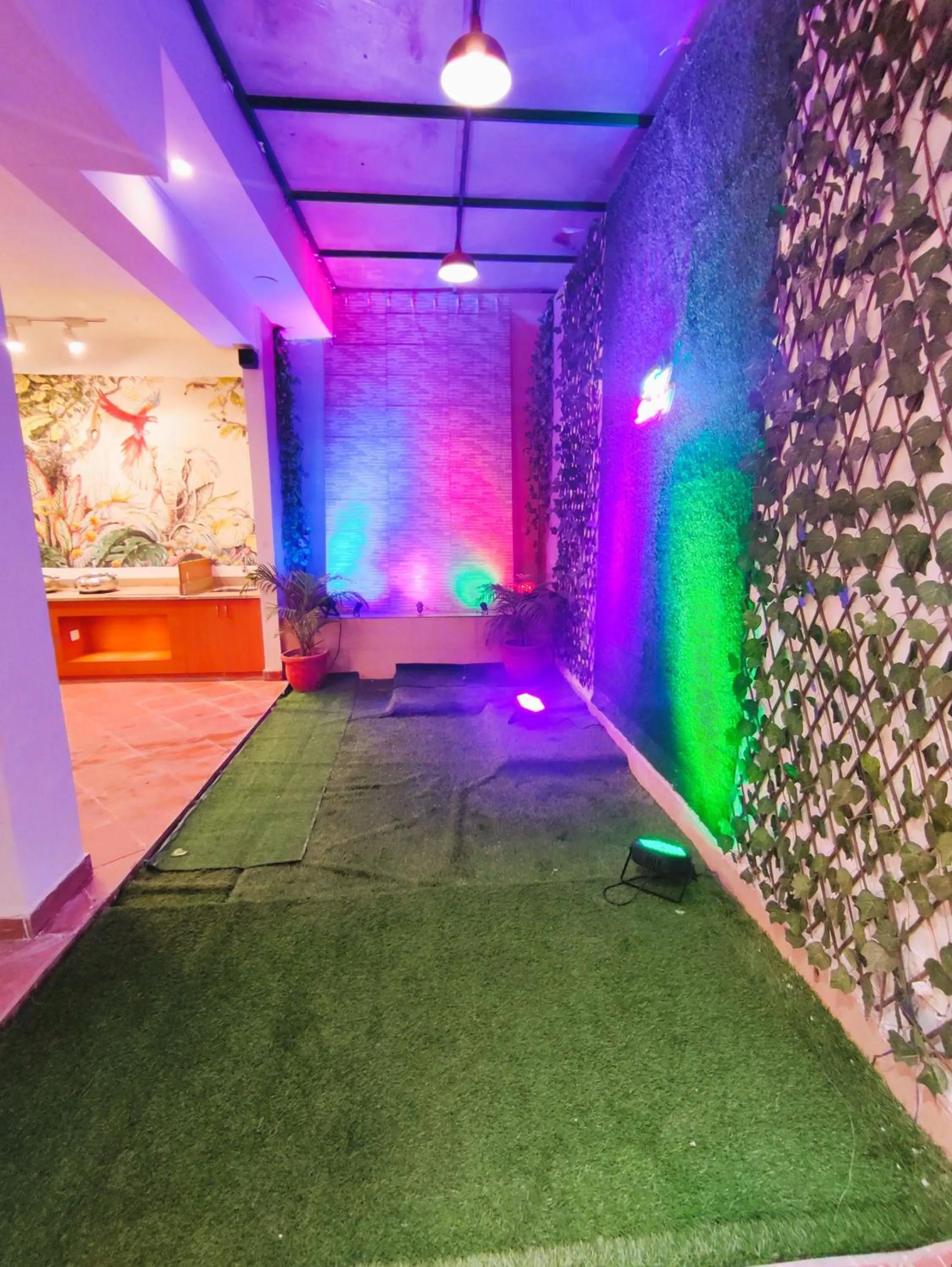 Restaurant/places to eat in The Angel Hotel & Suites near Medanta