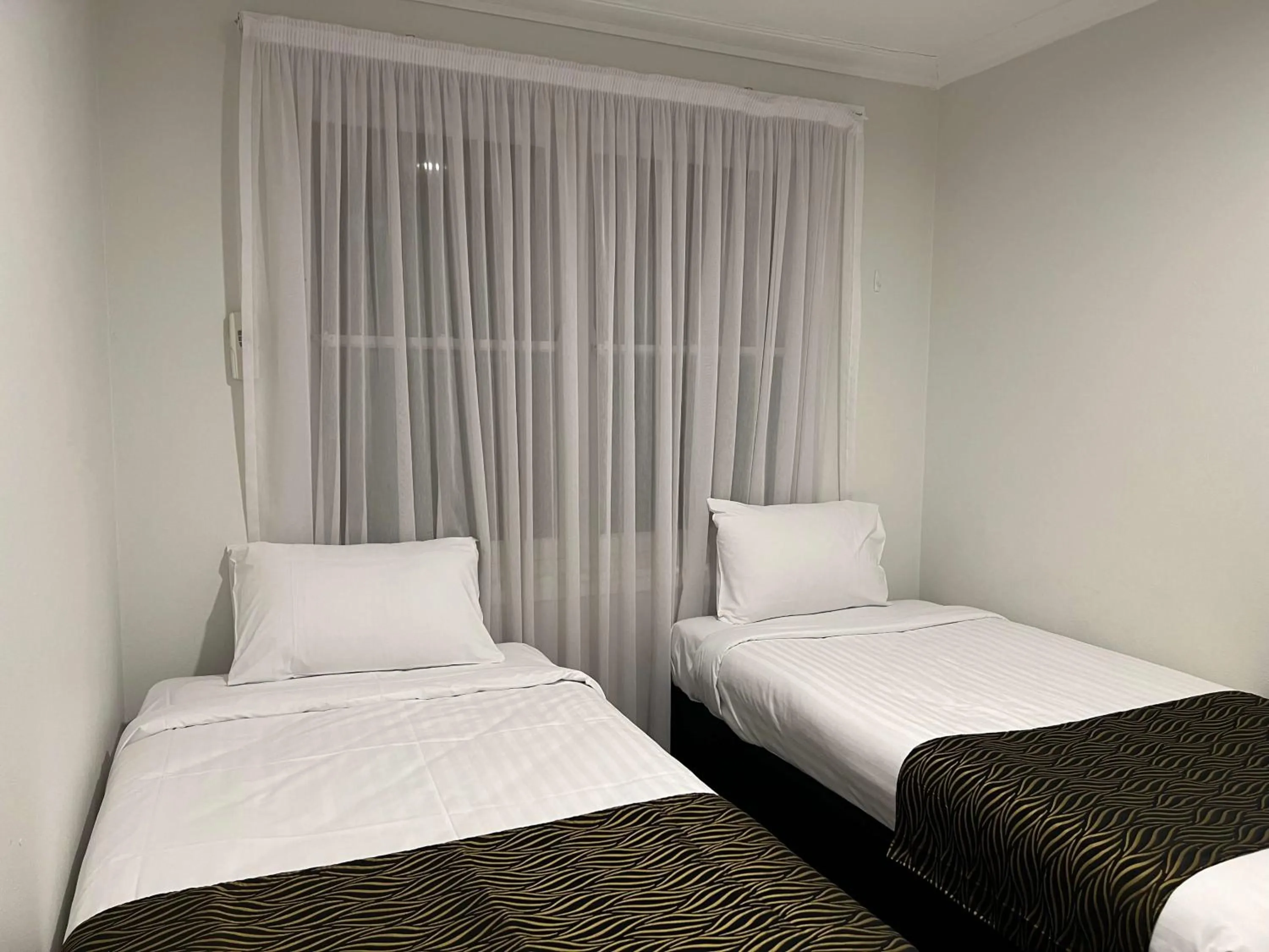 Bedroom, Bed in Hamilton's Queanbeyan Motel