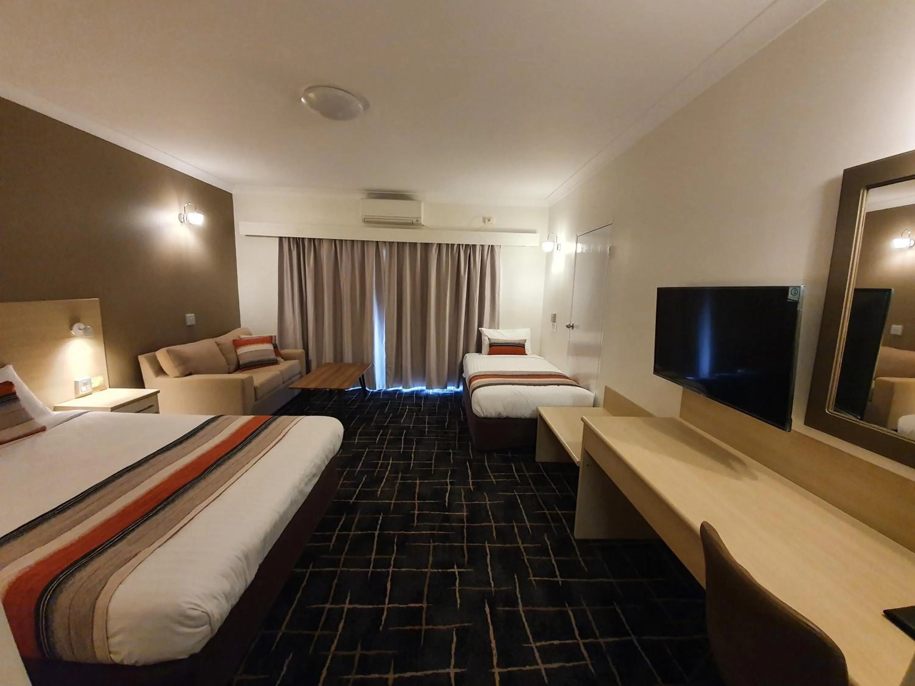 Bedroom, Bed in Hamilton's Queanbeyan Motel