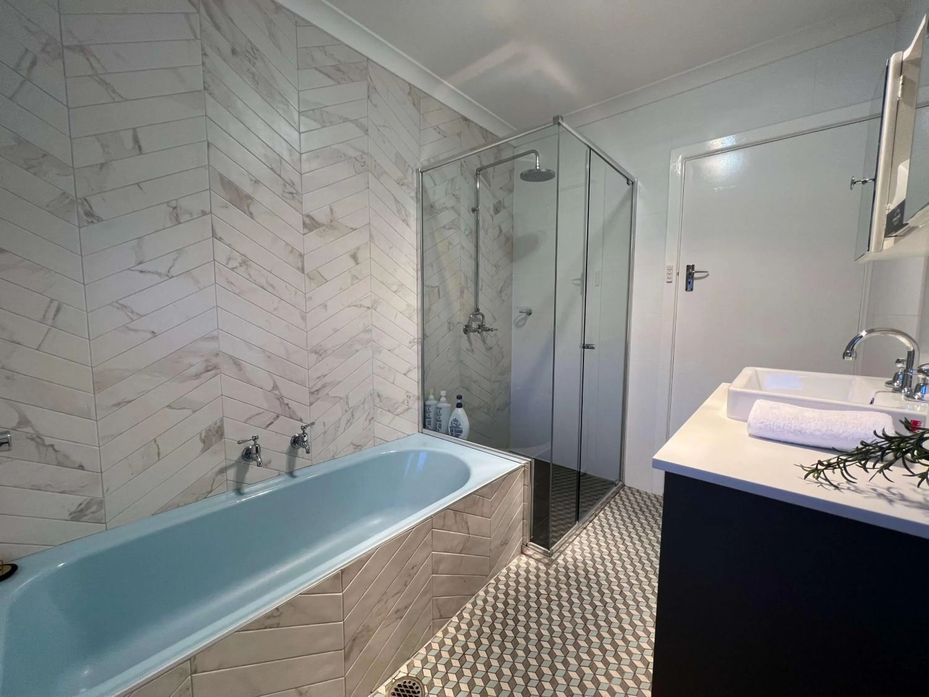 Bathroom in Hamilton's Queanbeyan Motel