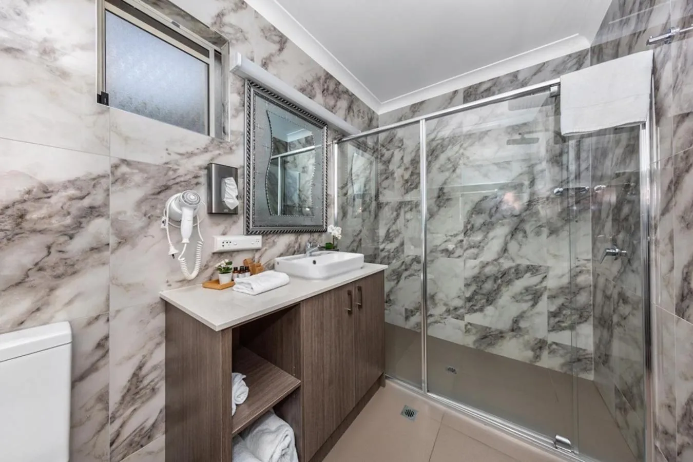 Bathroom in Hamilton's Queanbeyan Motel