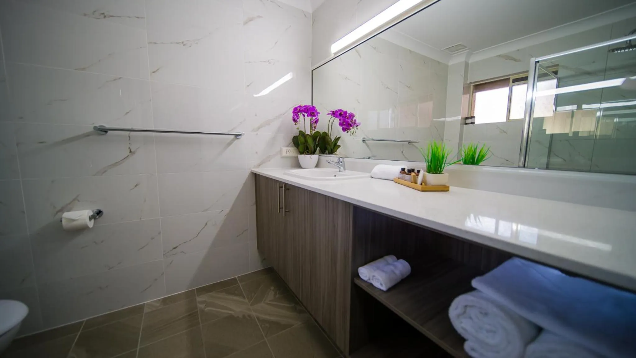 Bathroom in Hamilton's Queanbeyan Motel