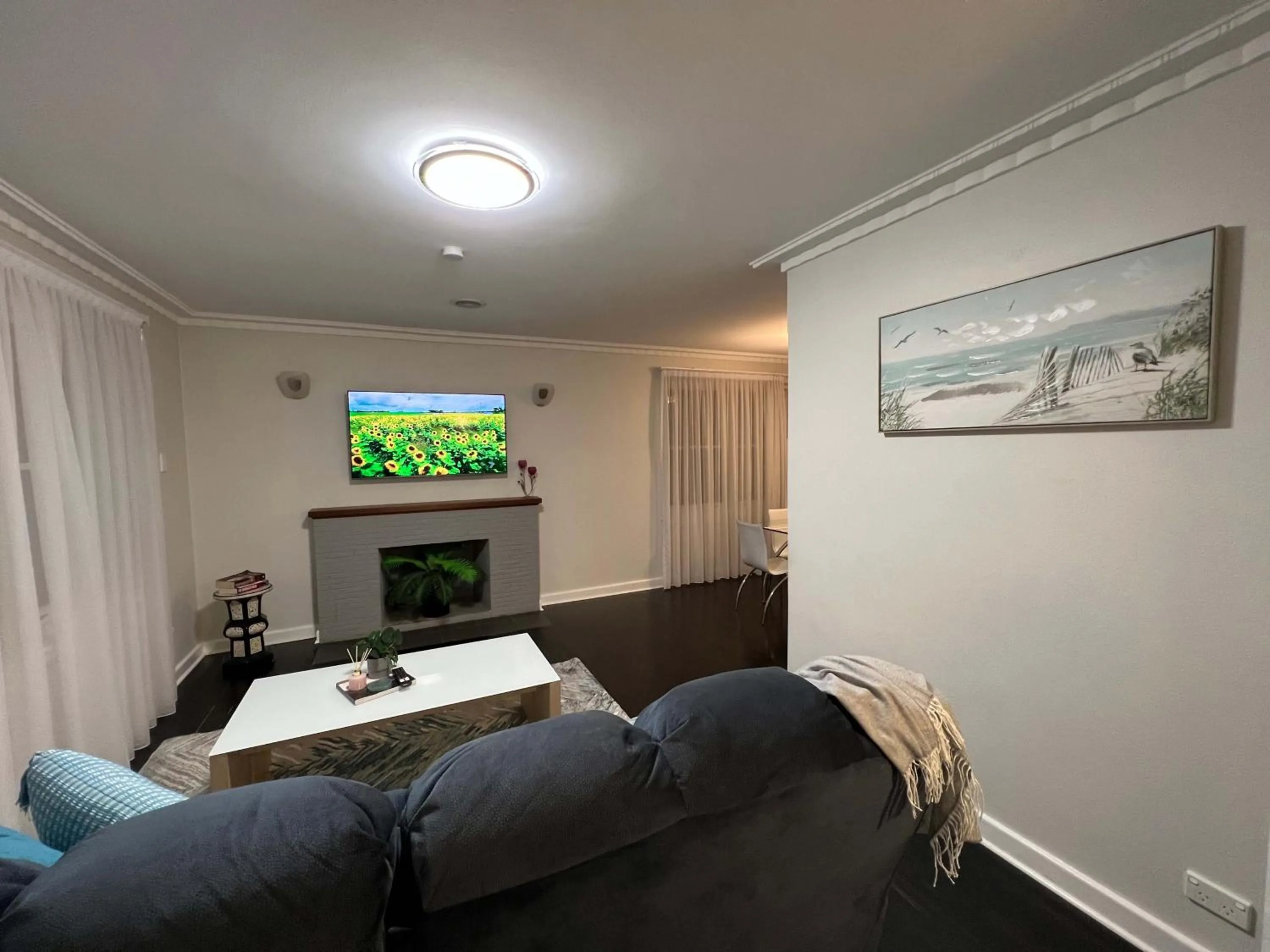 Living room in Hamilton's Queanbeyan Motel