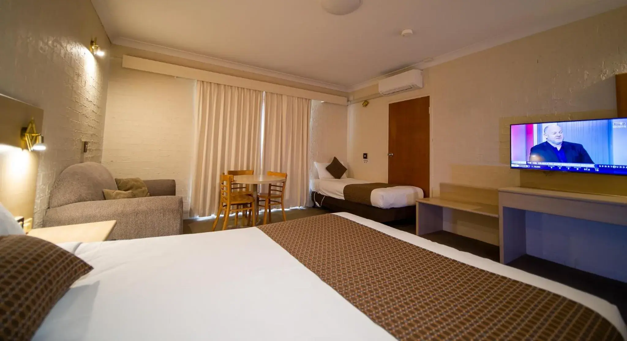 Standard Twin Room in Hamilton's Queanbeyan Motel Standard Twin Room in Hamilton's Queanbeyan Motel