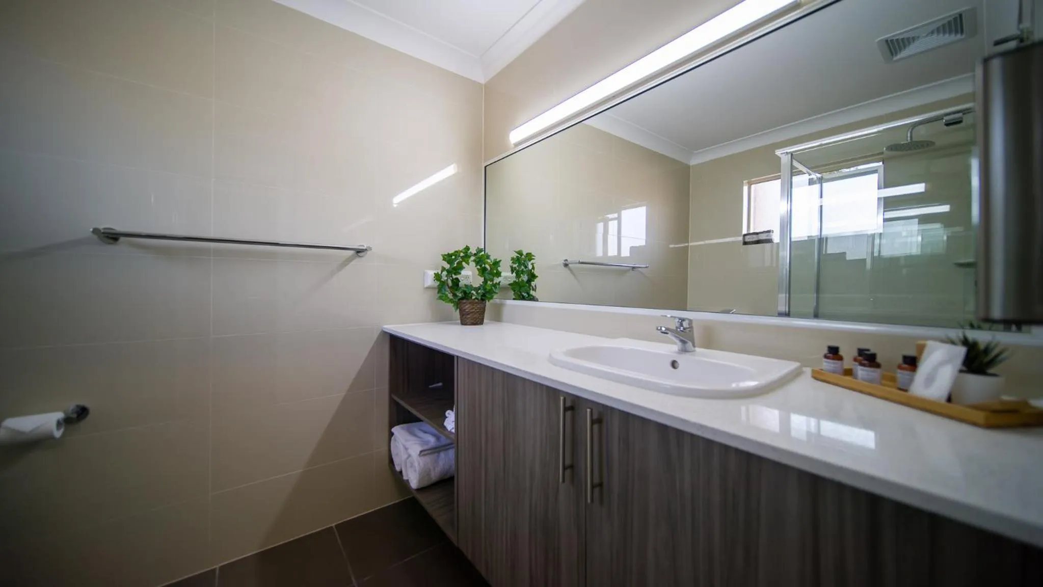 Bathroom in Hamilton's Queanbeyan Motel