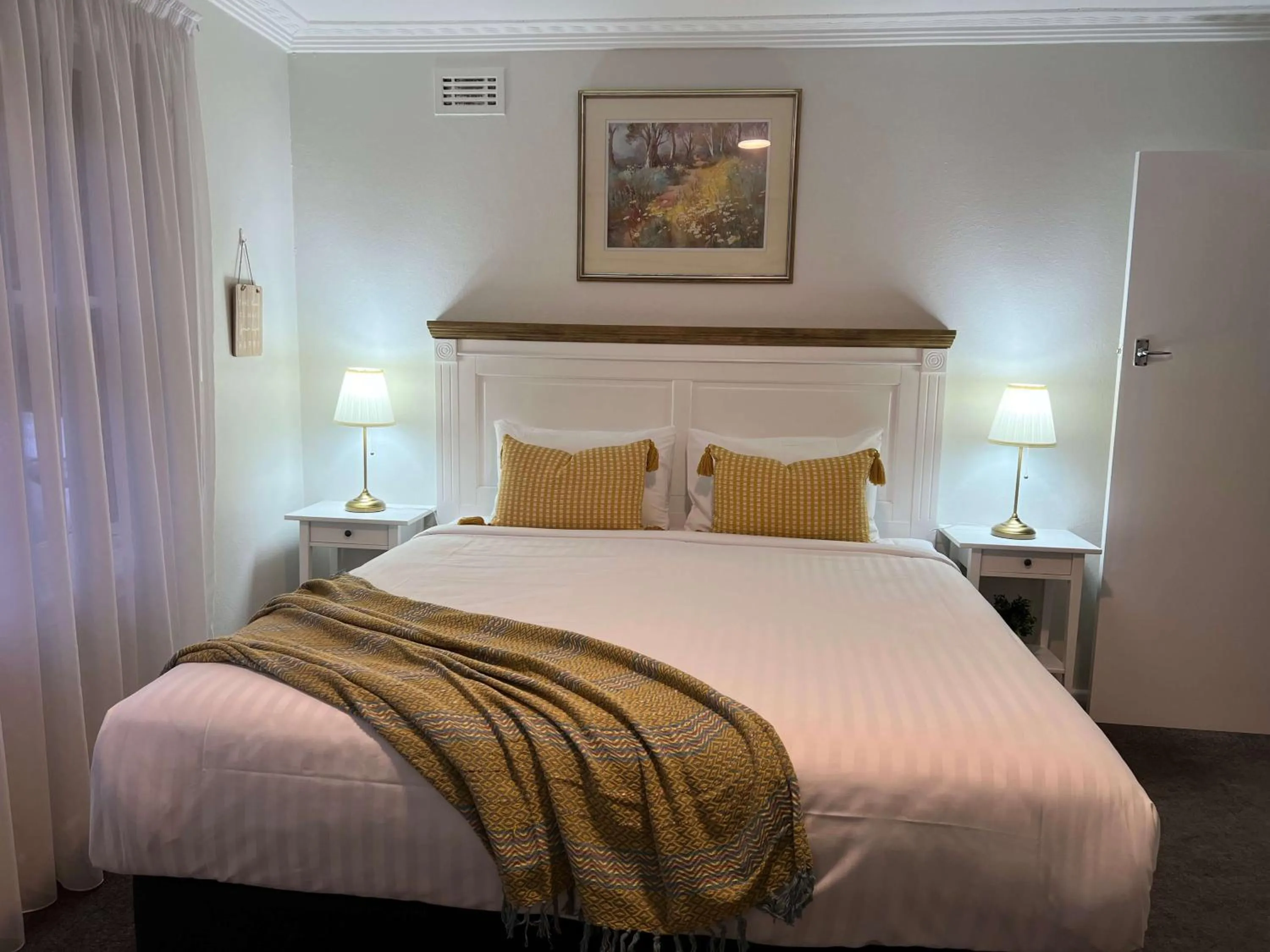 Bedroom, Bed in Hamilton's Queanbeyan Motel